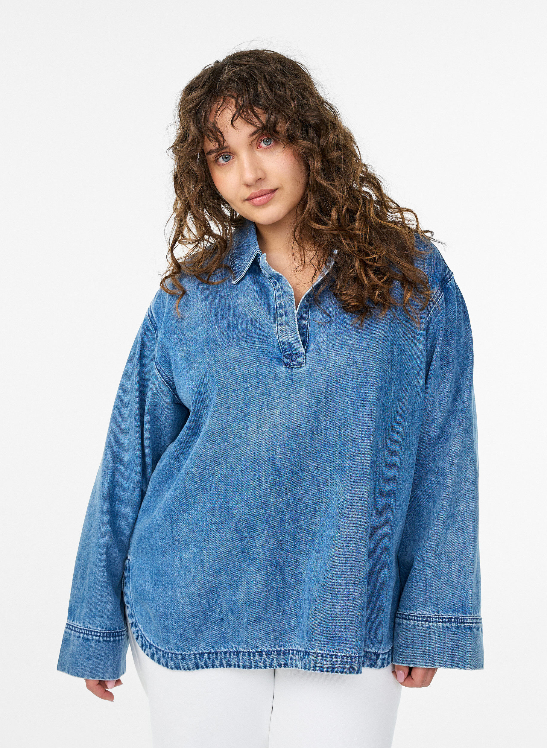 L&oslash;s denimbluse med krave og V-udsk&aelig;ring, Bl&aring;, Model