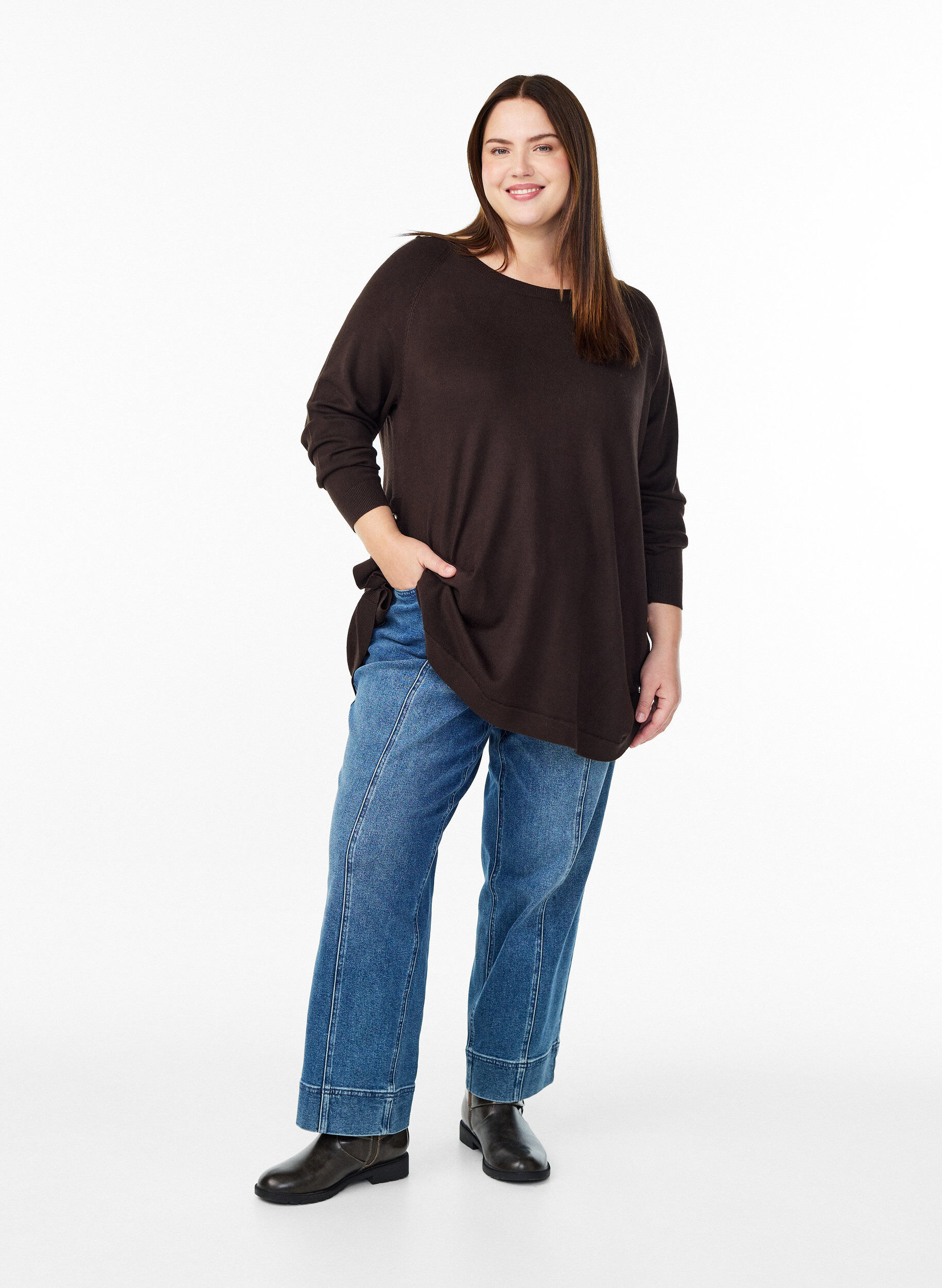 Zizzi Strikbluse med knapper i siden, Brun, Model image number 1