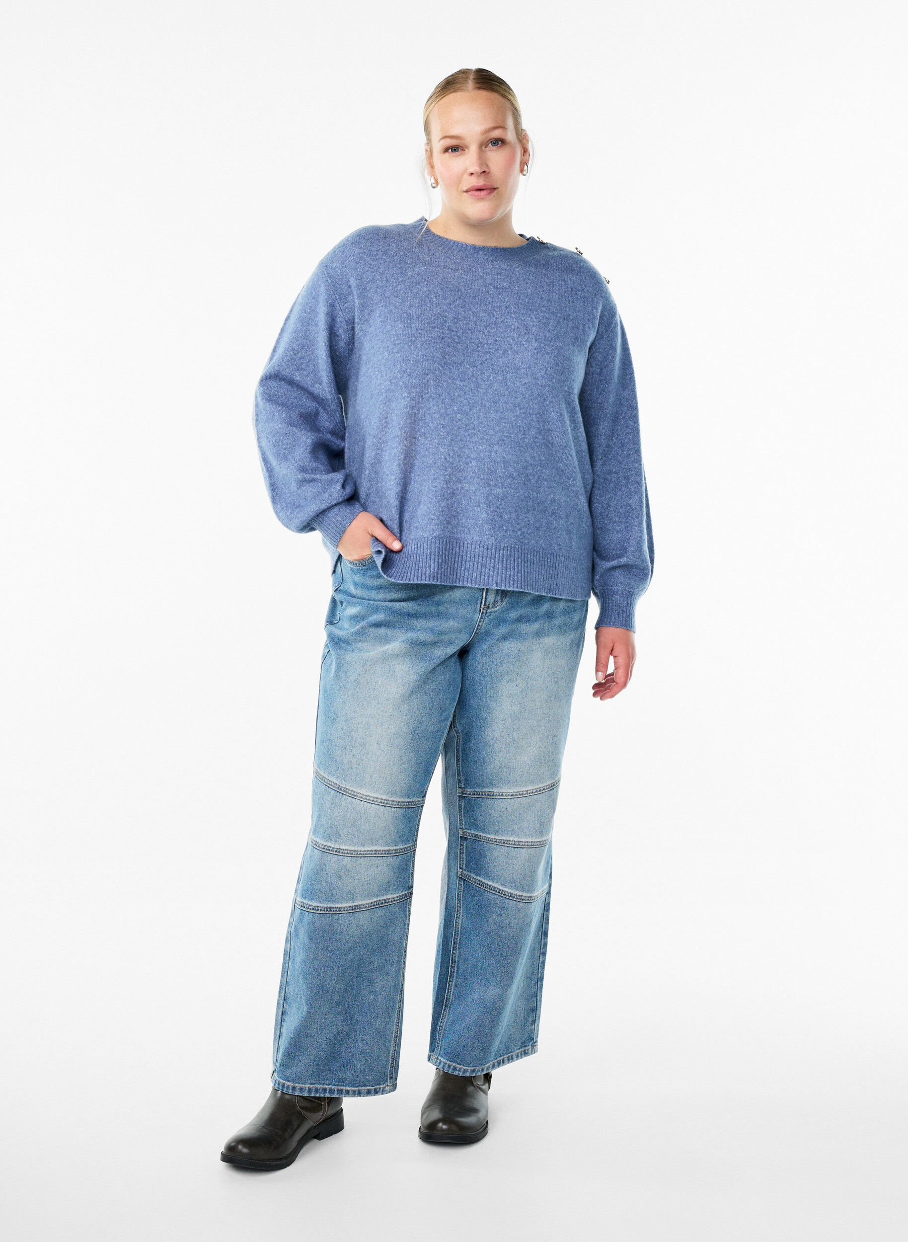 Zizzi Strikbluse med knapdetalje, Bl&aring;, Model image number 1