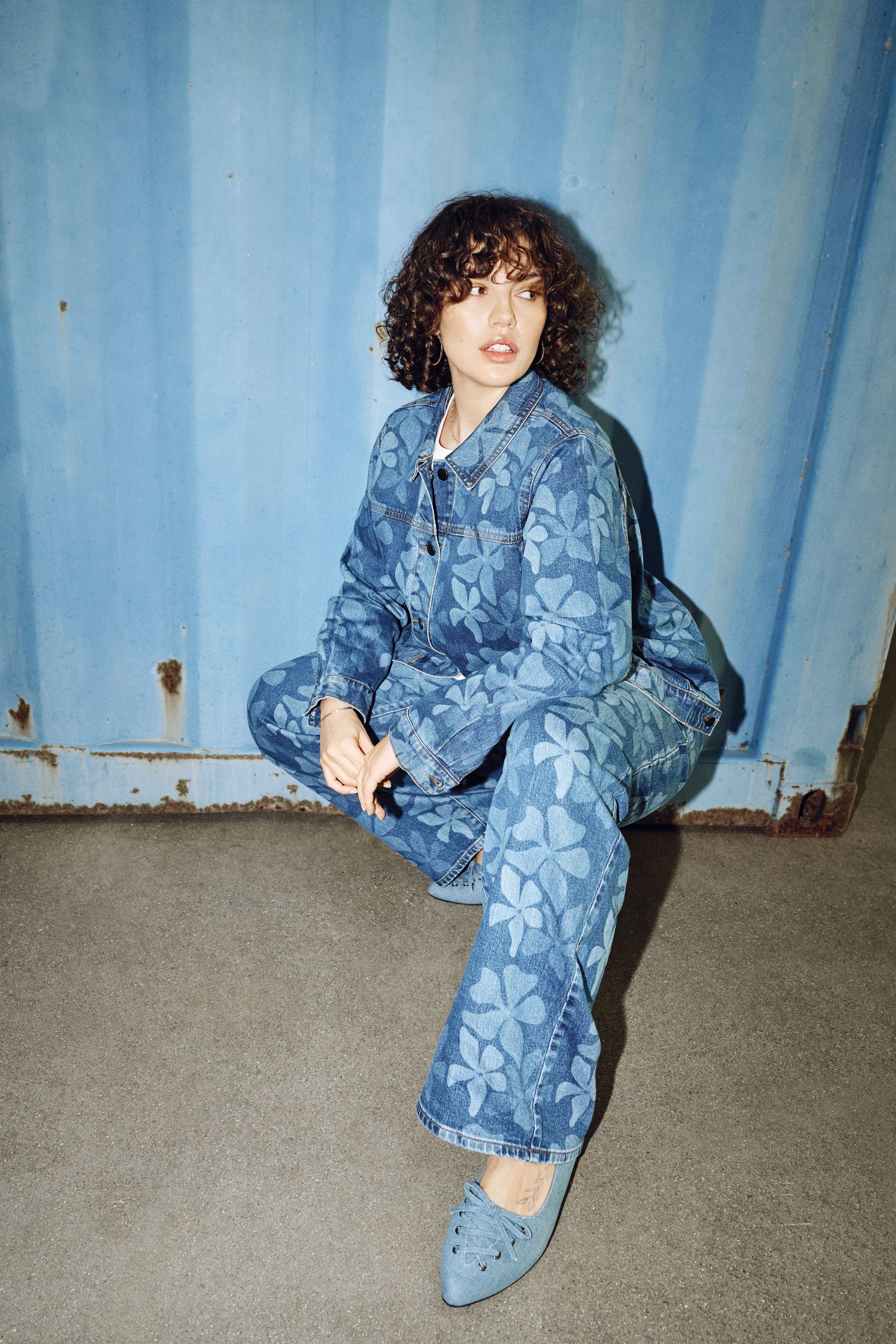 Zizzi Denimjakke med blomstret m&oslash;nster, , Model