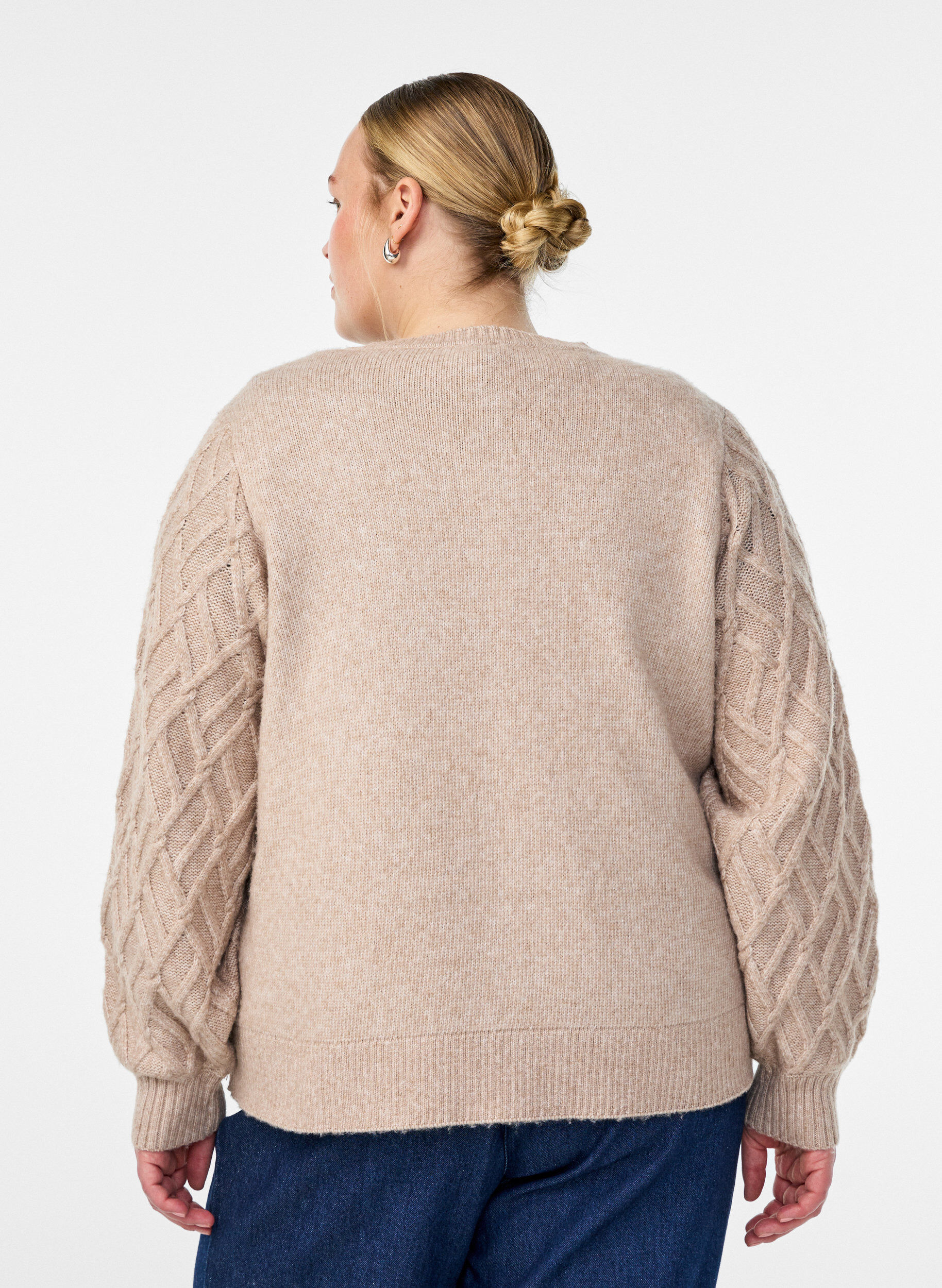 Zizzi Strikcardigan med perleknapper og kabelm&oslash;nster, Beige, Model image number 2