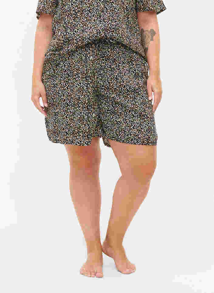 Printede shorts i viskose, Black Flower AOP, Model image number 2