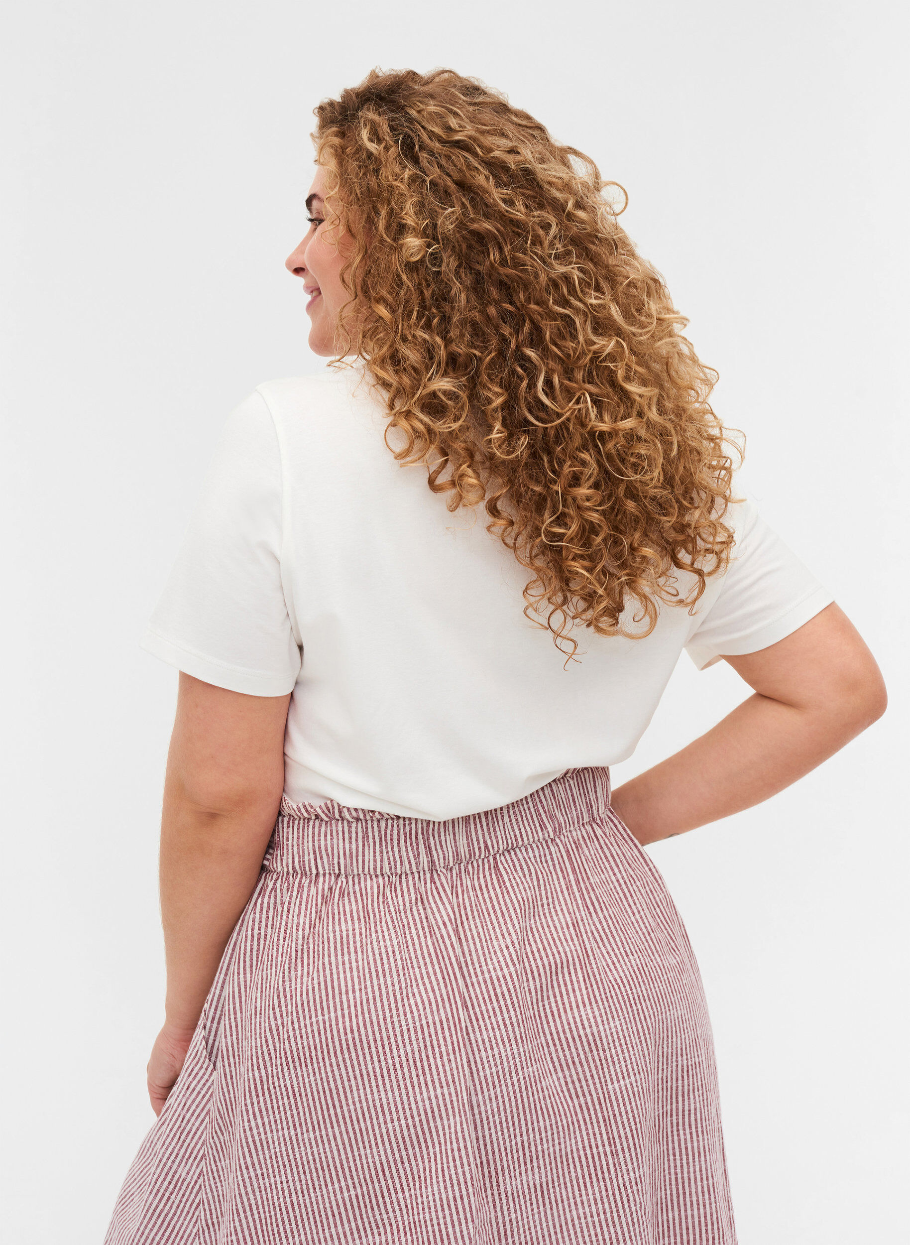 Zizzi Kort&aelig;rmet t-shirt med v-udsk&aelig;ring, Warm Off-white, Model image number 1