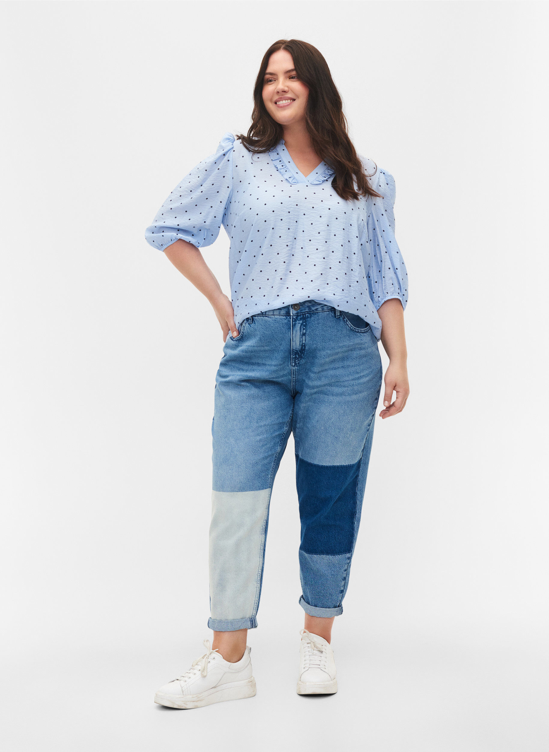 Zizzi Prikket bluse med 3/4 &aelig;rmer i viskosekvalitet, Light Blue Dot, Model image number 2