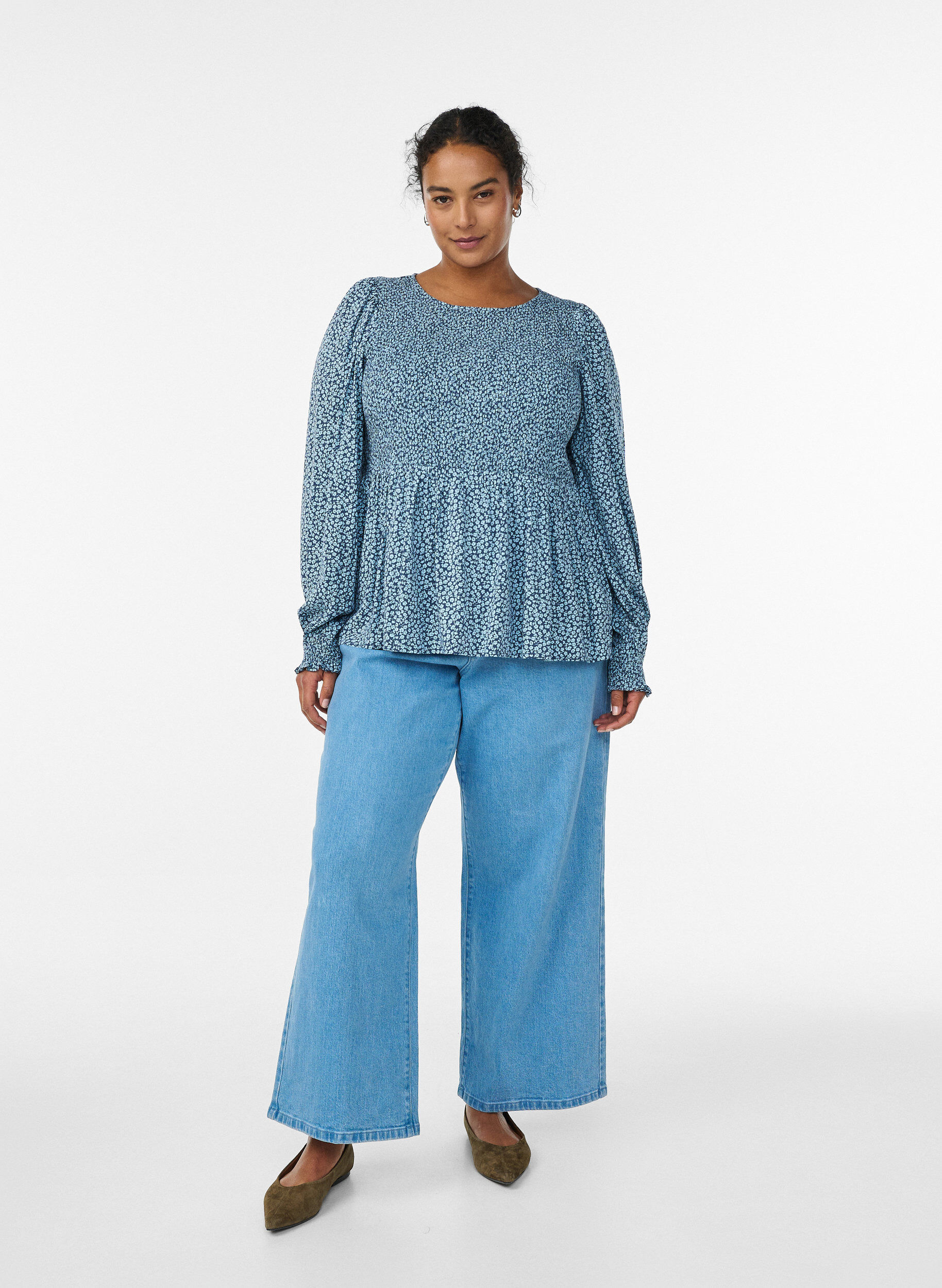 Zizzi Bluse med smockoverdel og blomsterprint, Bl&aring;, Model image number 1