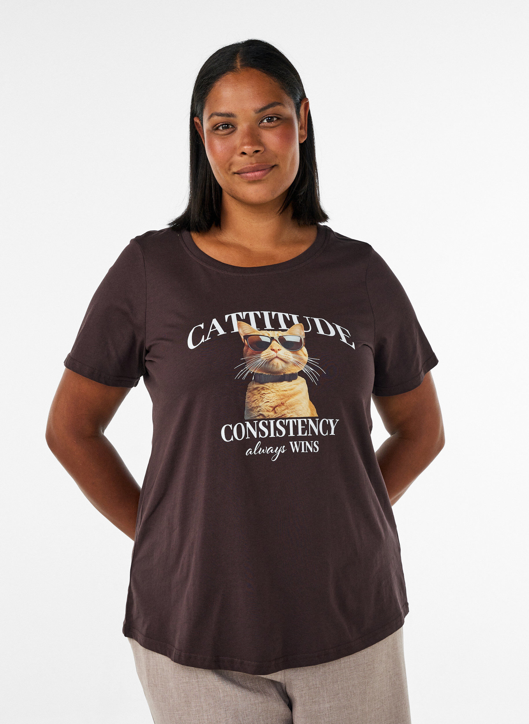 T-shirt i bomuld med frontmotiv, Brun, Model