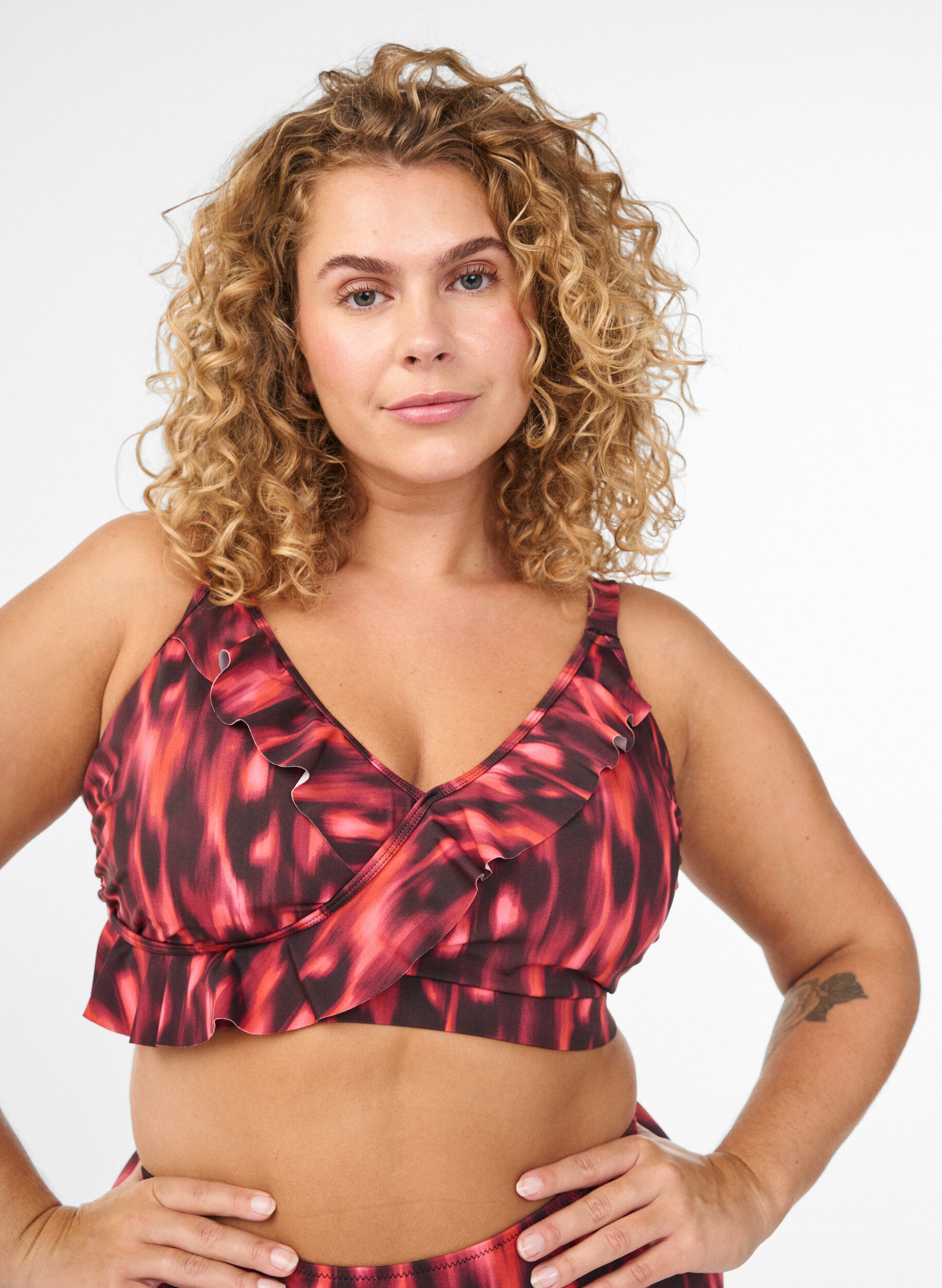Bikini bh med print og fl&aelig;sedetaljer, Lyser&oslash;d, Model