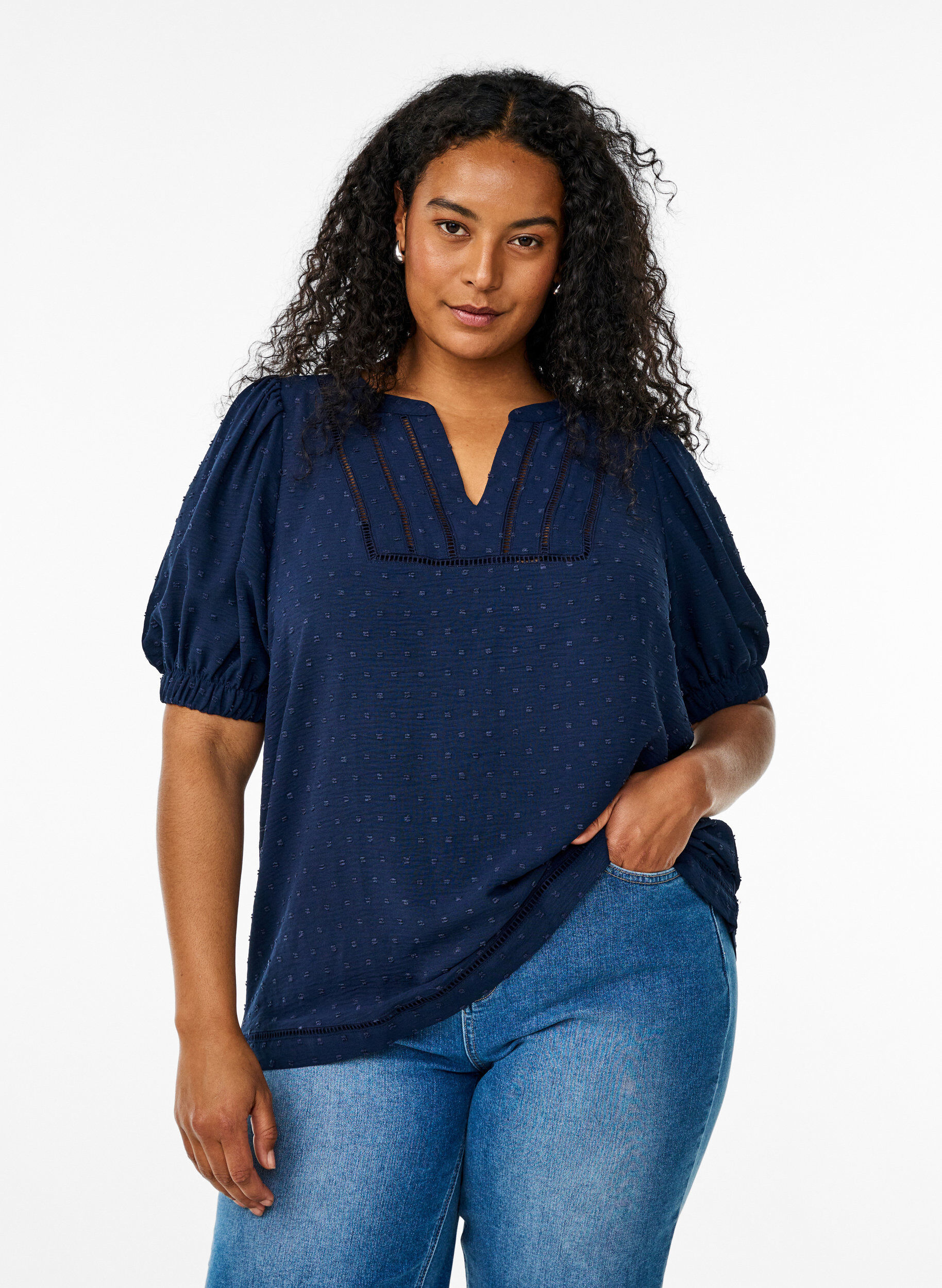 Zizzi Bluse med korte puf&aelig;rmer og prikket tekstur, Navy Blazer, Model image number 0