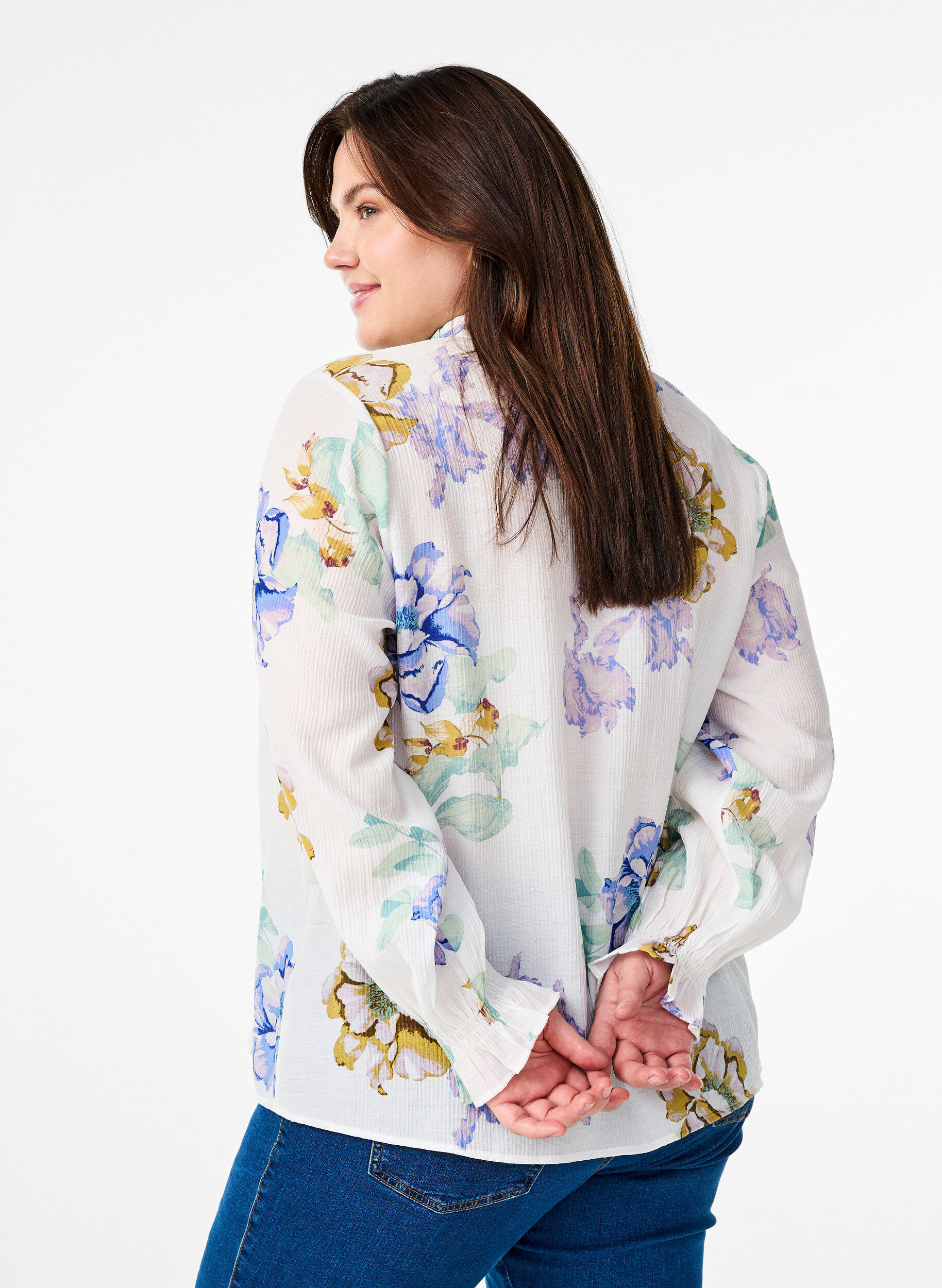 Zizzi Plisseret bluse med lange &aelig;rmer og blomsterprint, Hvid, Model image number 2