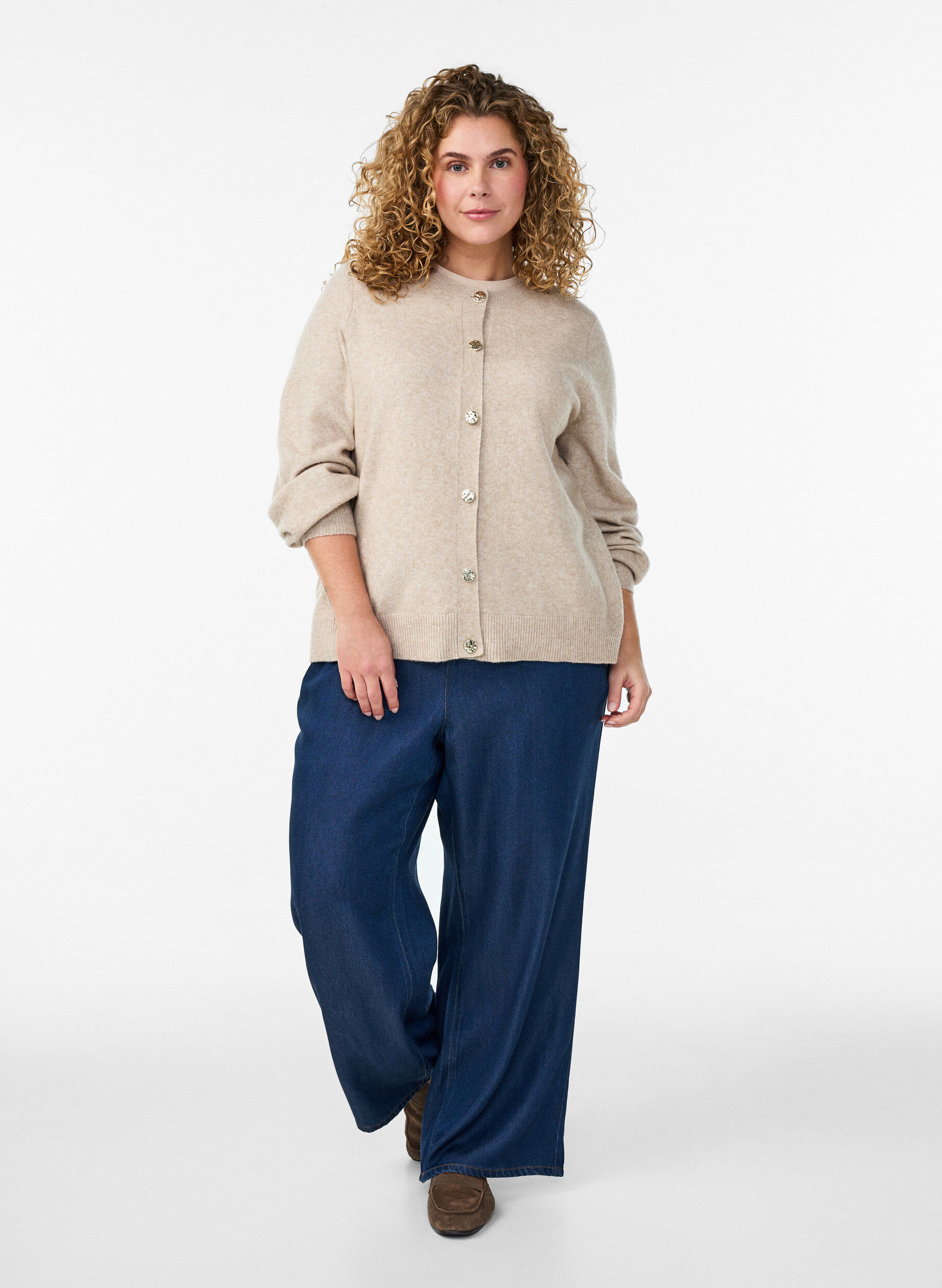 ZizziCardigan i bl&oslash;d strik med guldfarvede knapper, Beige, Model image number 1