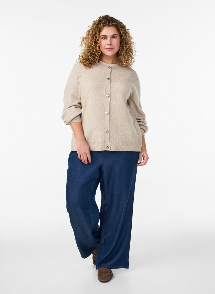 Cardigan i bl&oslash;d strik med guldfarvede knapper, Beige, Model image number 1