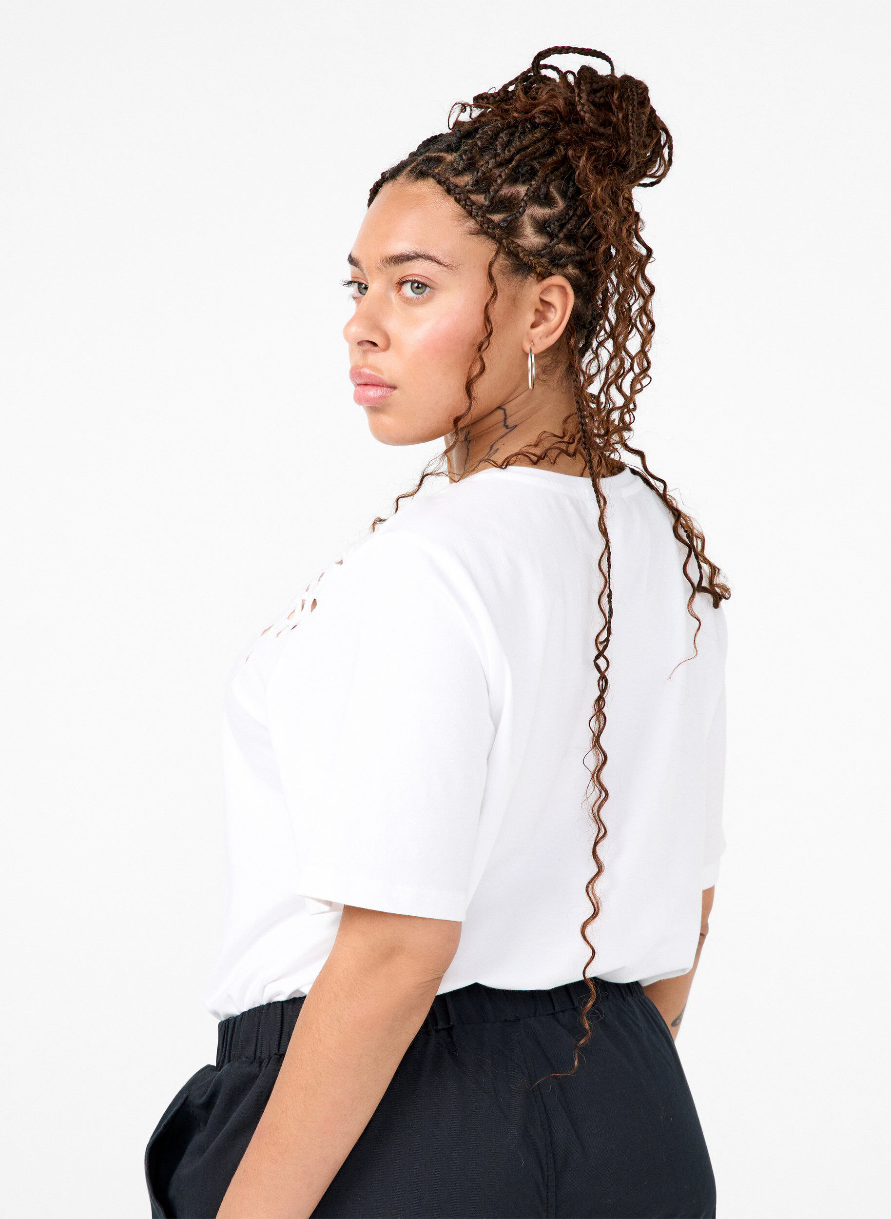 Zizzi T-shirt i &oslash;kologisk bomuld med broderidetaljer, Bright White, Model image number 1