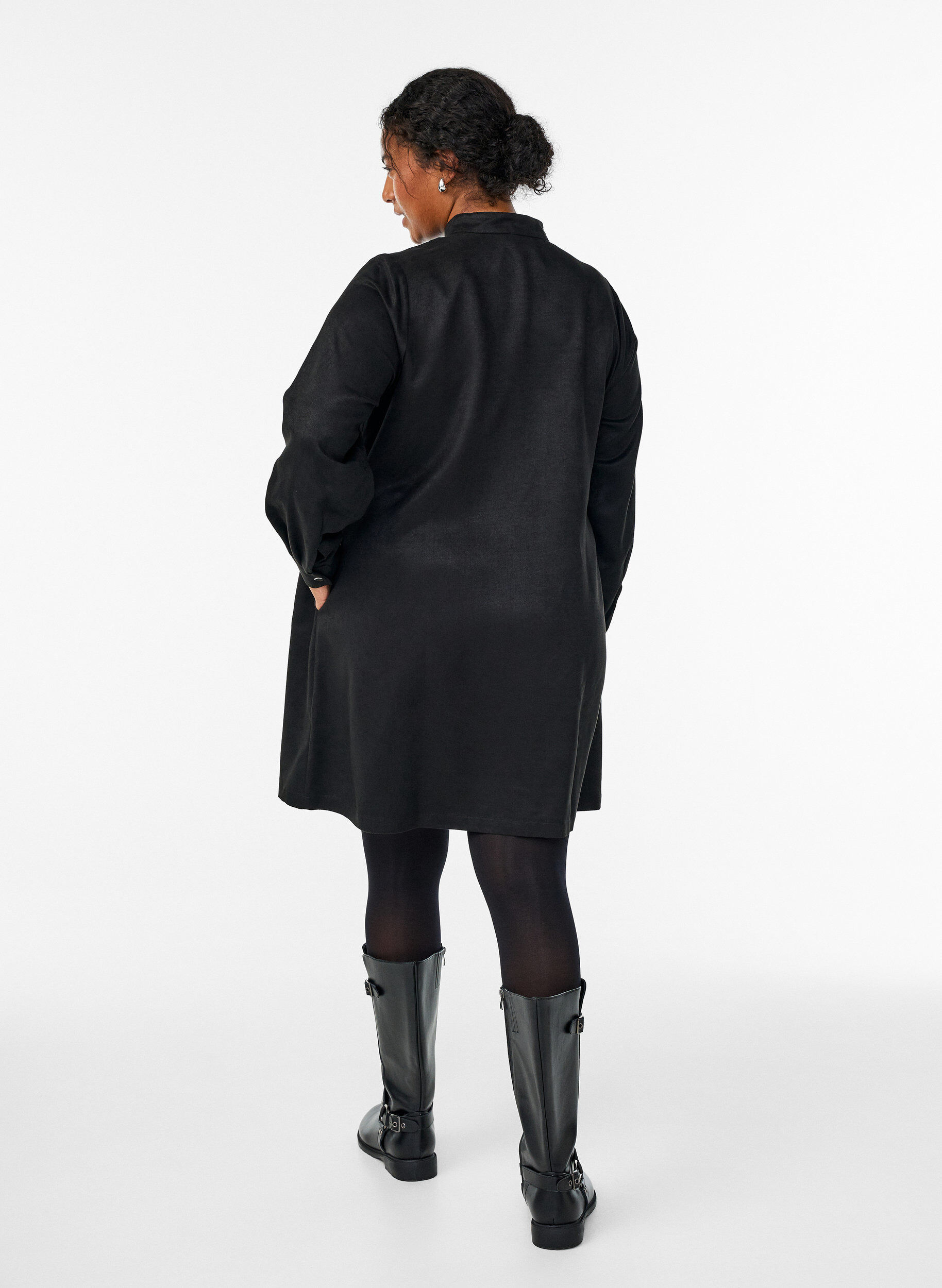 Zizzi Lang skjorte i imiteret ruskind med lynl&aring;s, Sort, Model image number 2