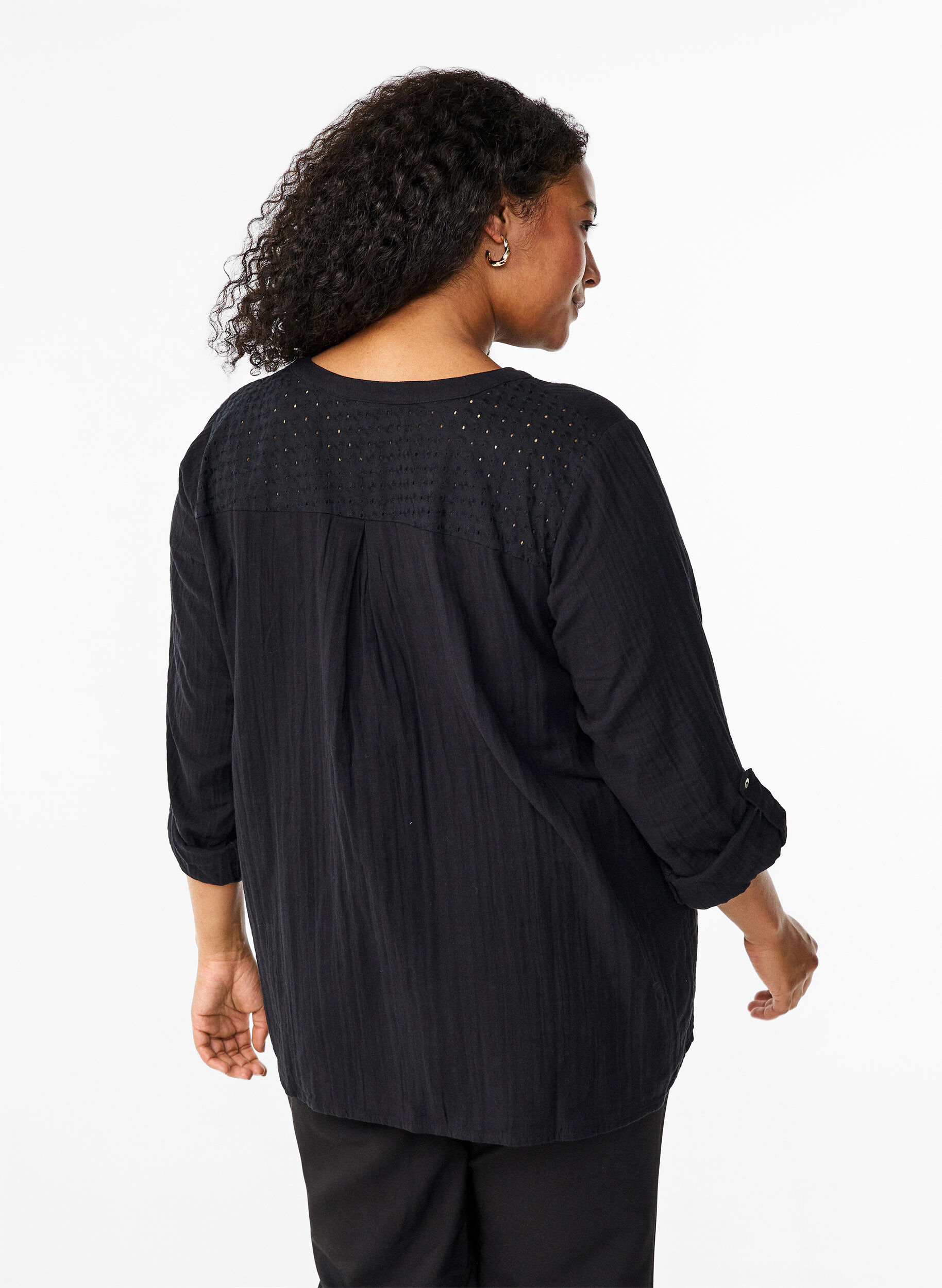 Zizzi Bluse i bomuld med broderi anglaise og 3/4 &aelig;rmer, Black, Model image number 1