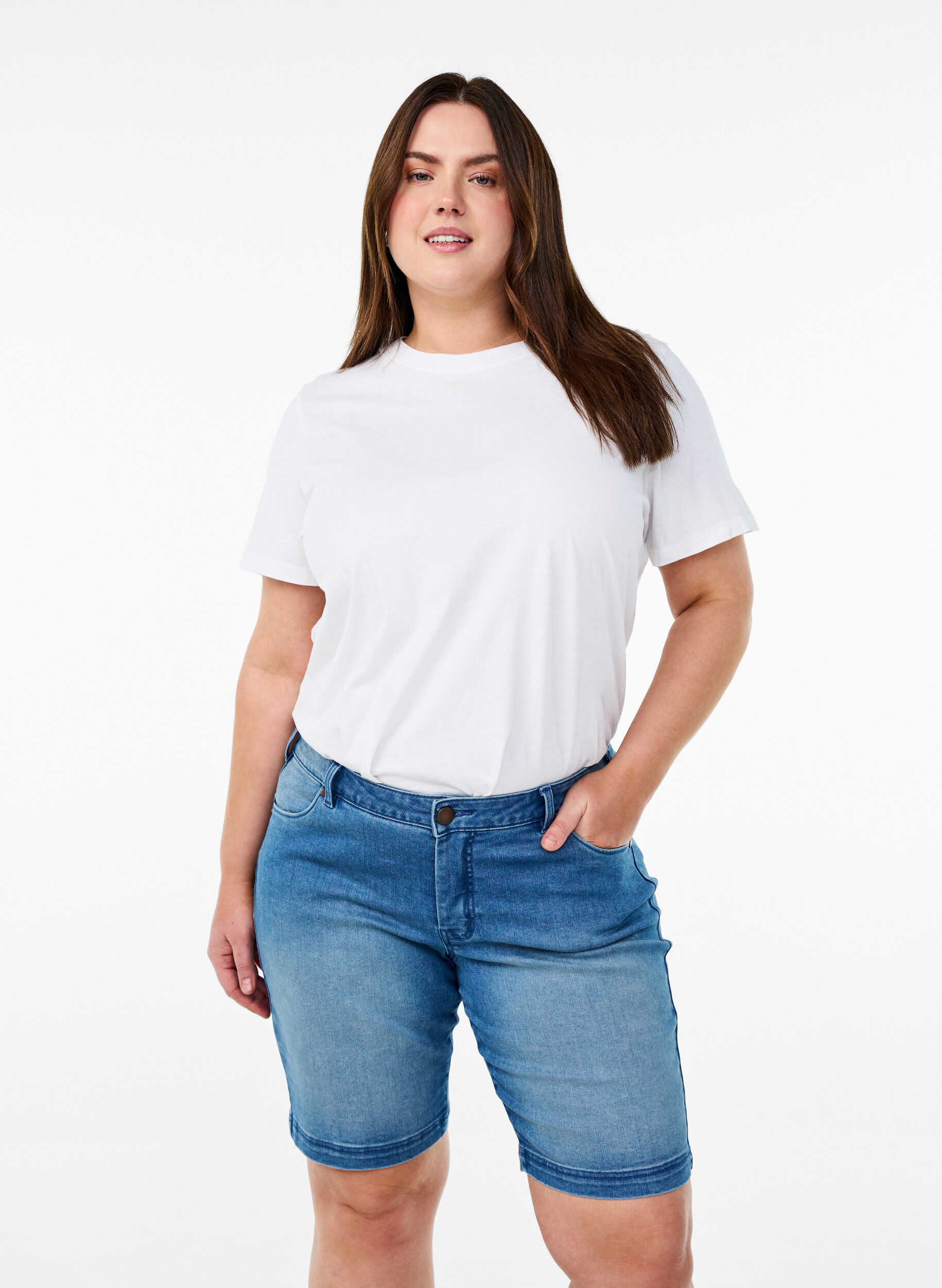 Zizzi Slim fit Emily shorts med regul&aelig;r talje, Bl&aring;, Model image number 0