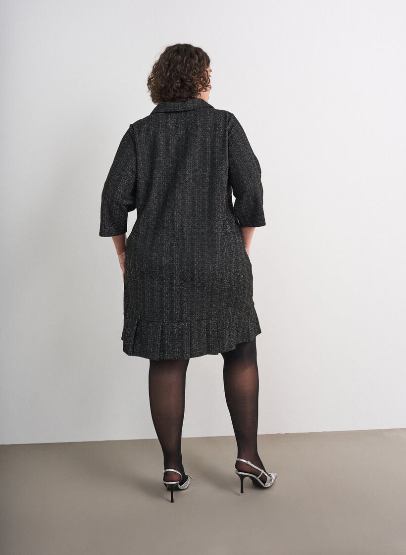 Kort kjole i boucl&eacute; med dekorative knapper, Sort, Model image number 2