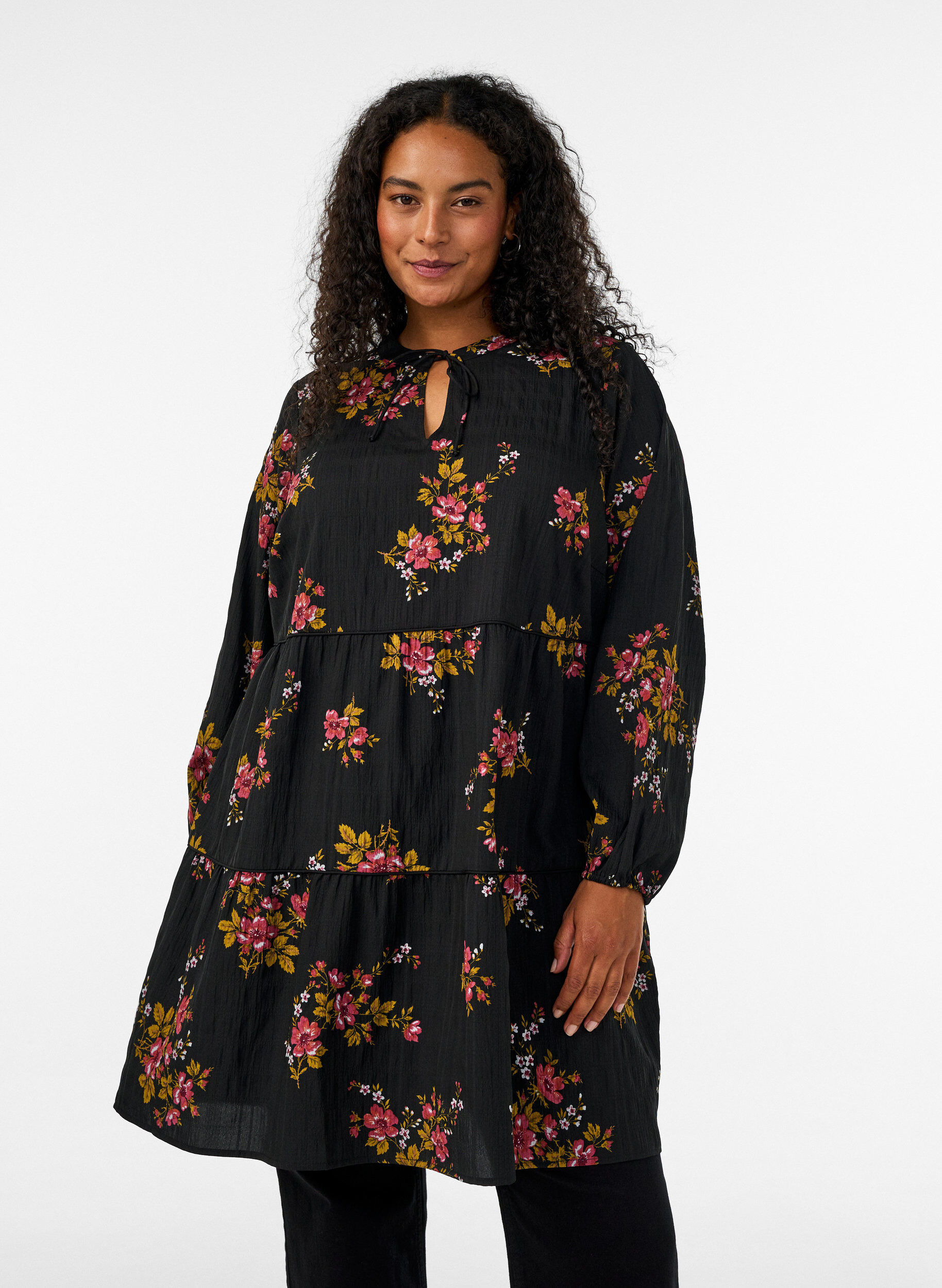 Kjole med blomsterprint og bindeb&aring;nd, Sort, Model