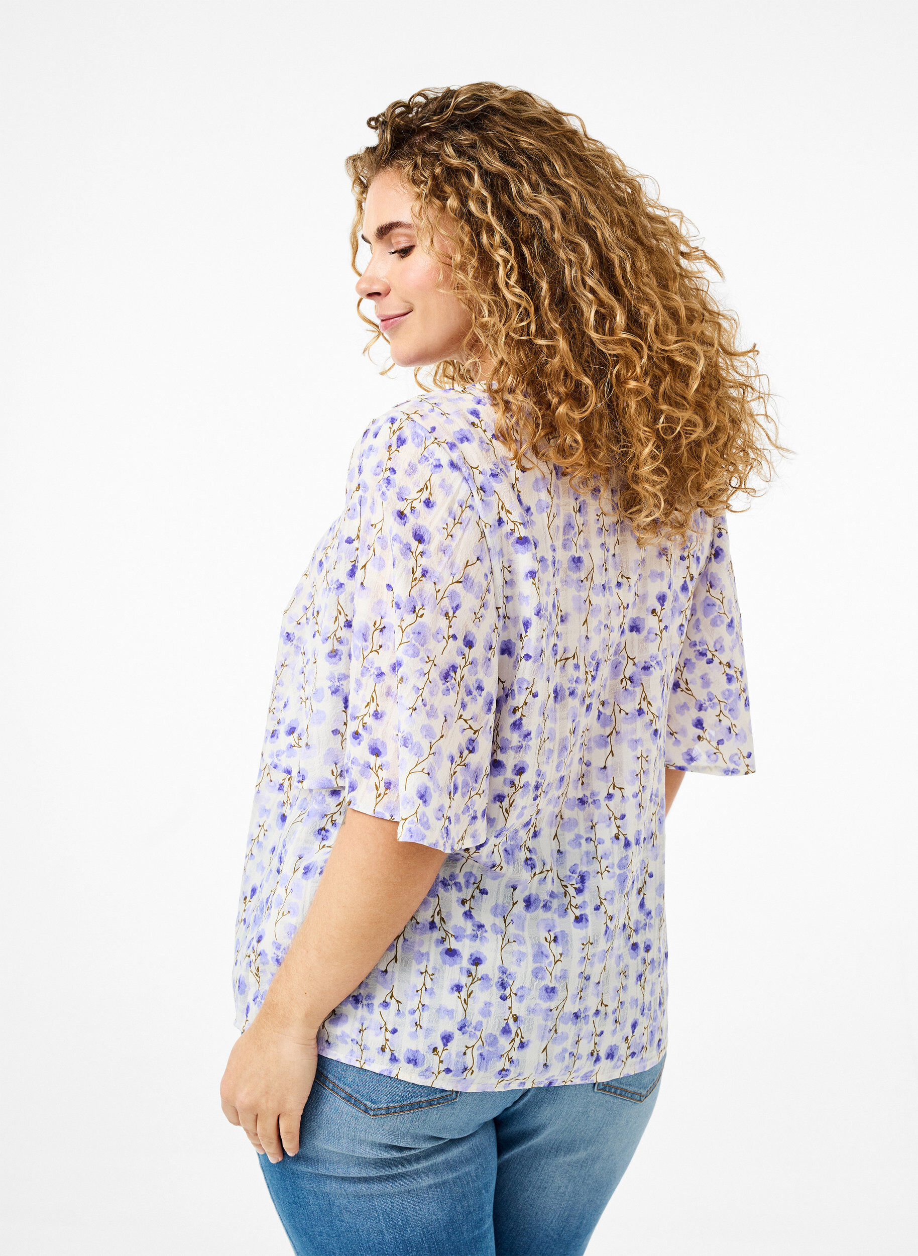 Zizzi Kort&aelig;rmet bluse med v-hals og blomsterprint, Hvid, Model image number 2