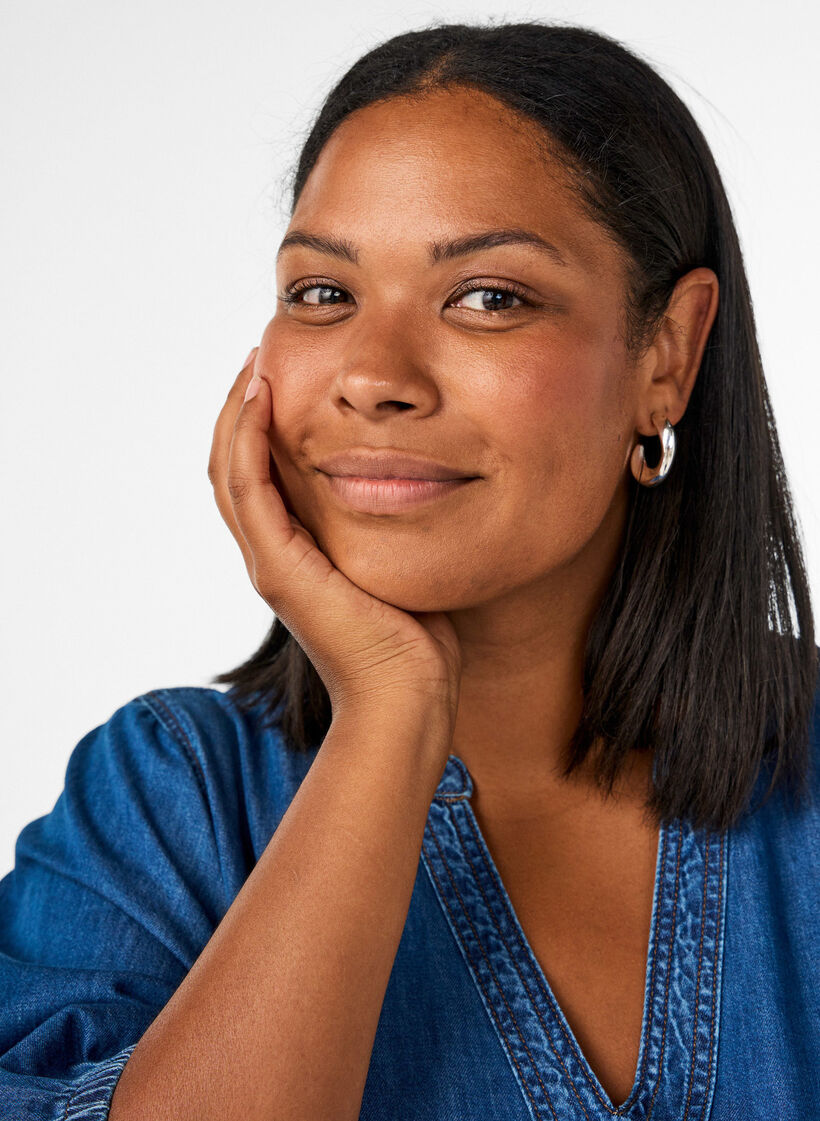 Denimkjole i maxil&aelig;ngde med fl&aelig;sesk&aelig;ringer, Bl&aring;, Model image number 2