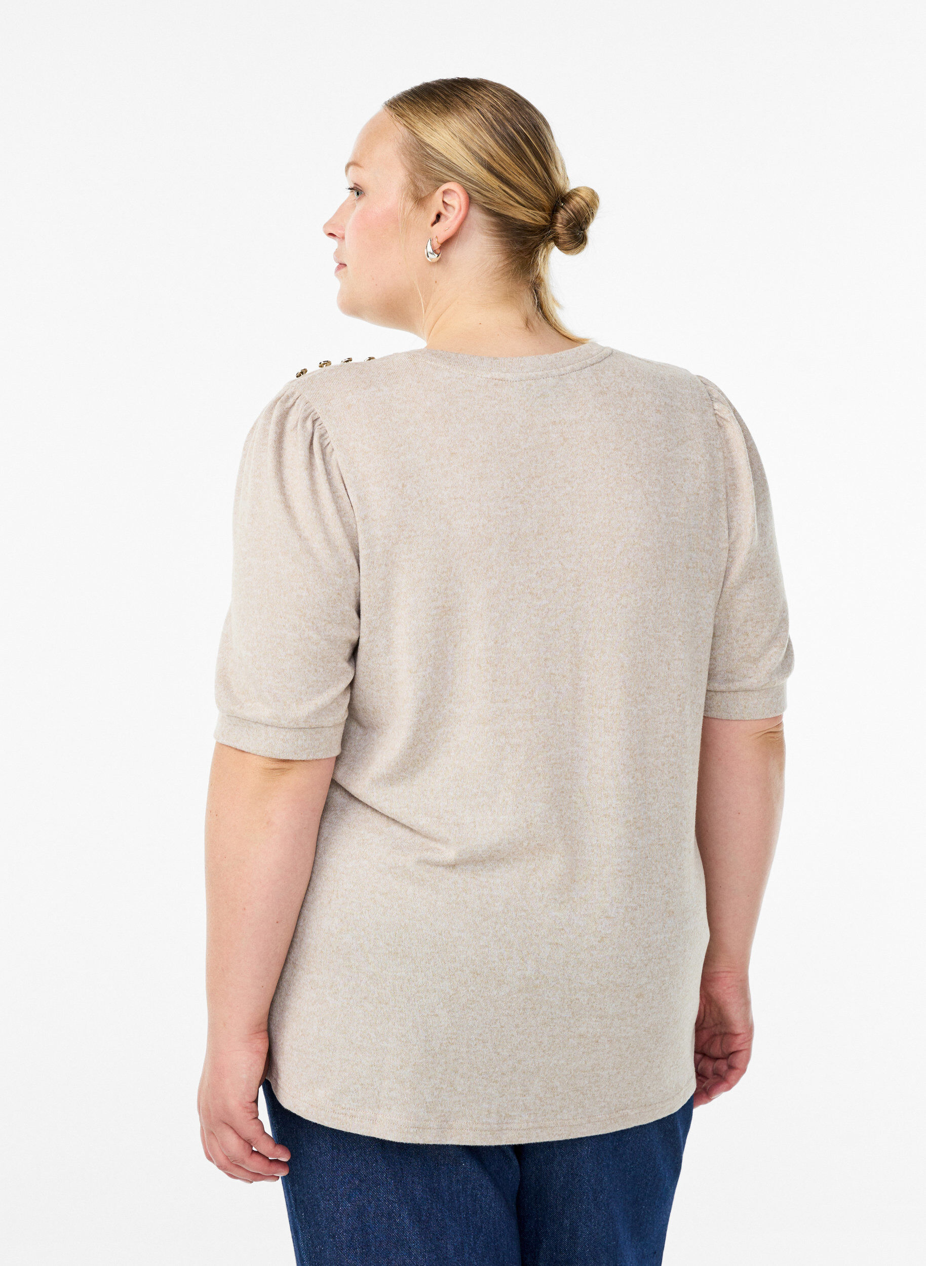 Zizzi Bluse med knapdetalje og korte puf&aelig;rmer, Beige, Model image number 2