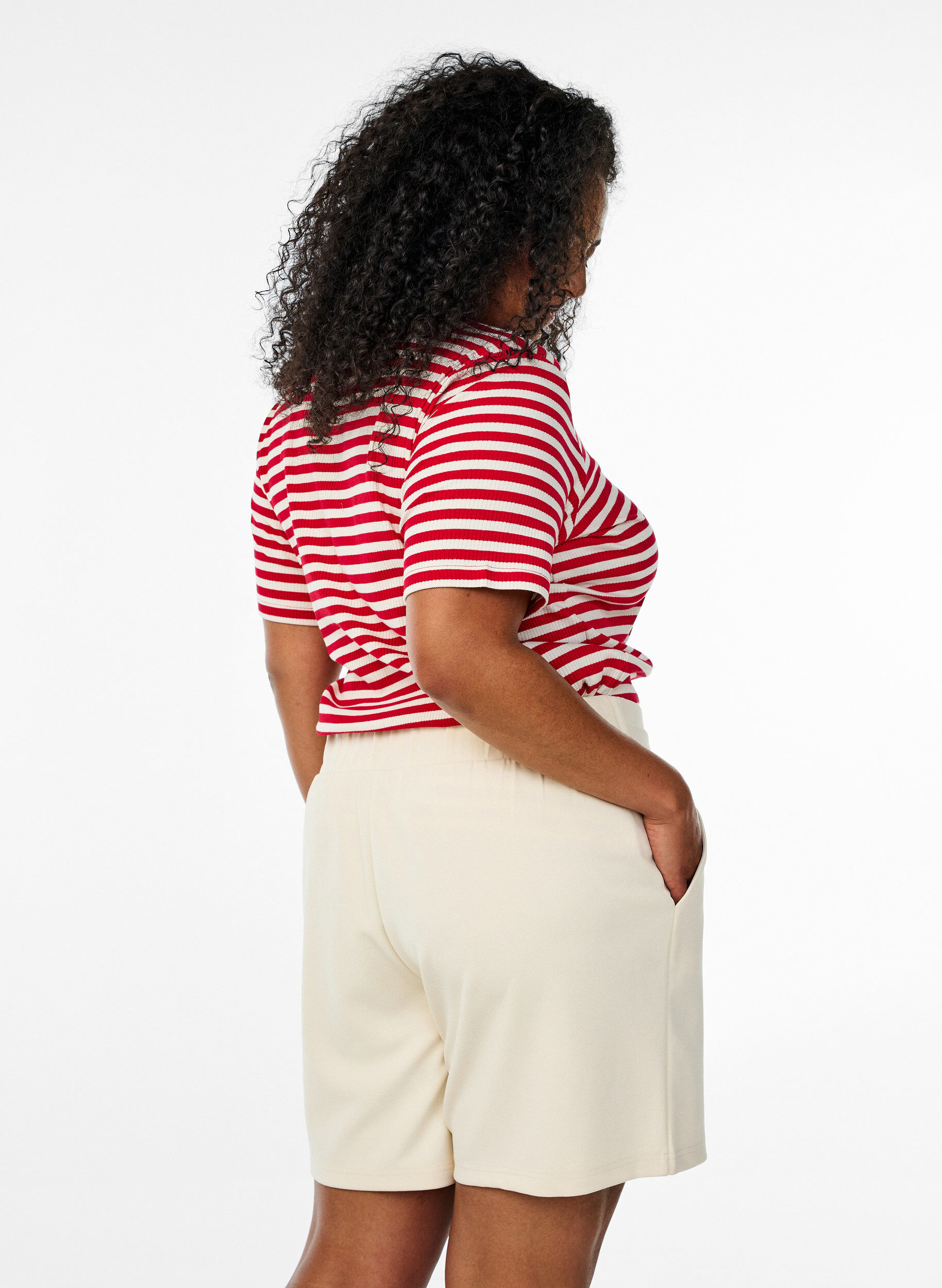 Zizzi Shorts med lommer og l&oslash;s pasform, Beige, Model image number 2