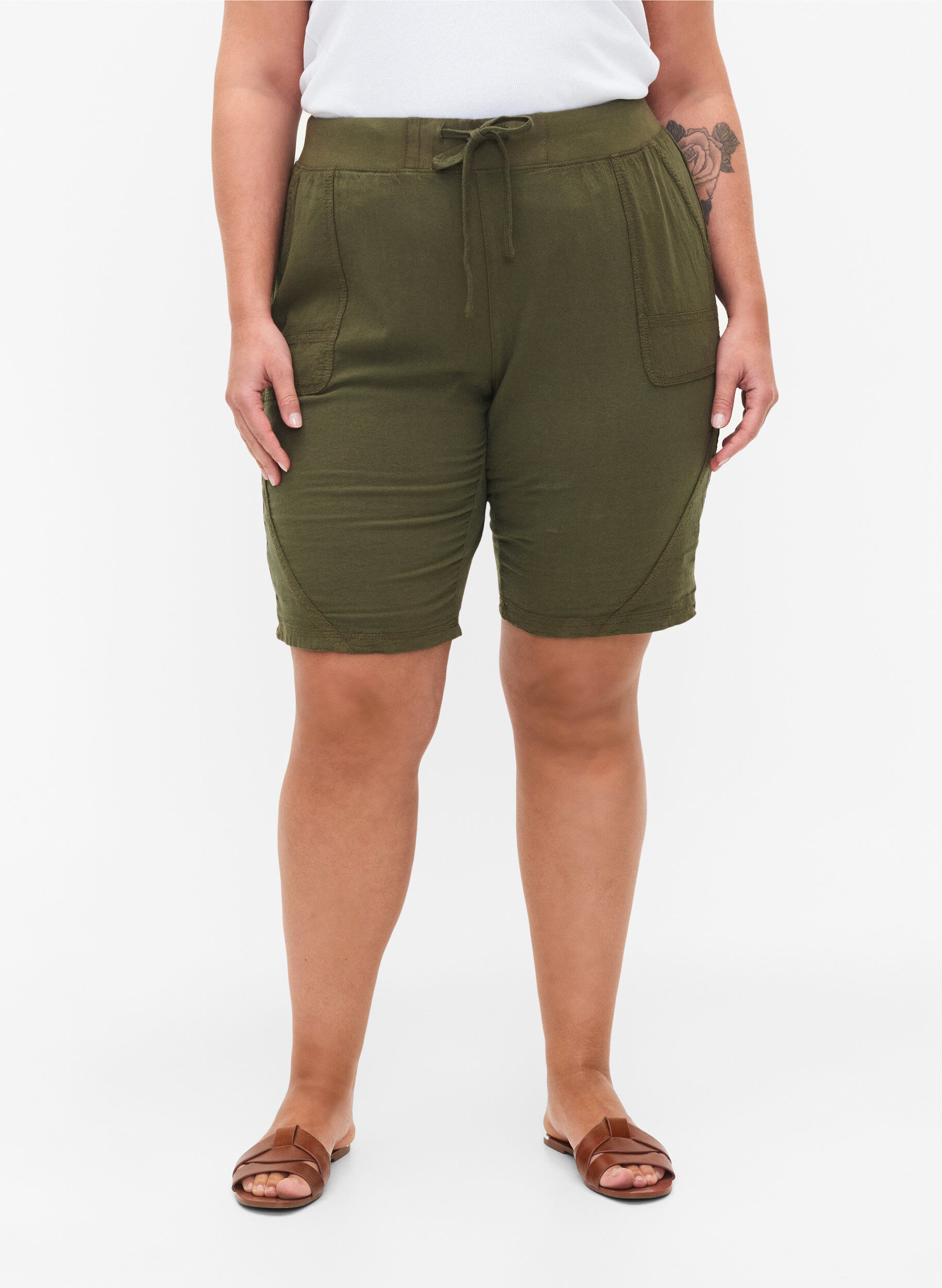 Zizzi L&oslash;se shorts i bomuld med lommer, Gr&oslash;n, Model image number 4