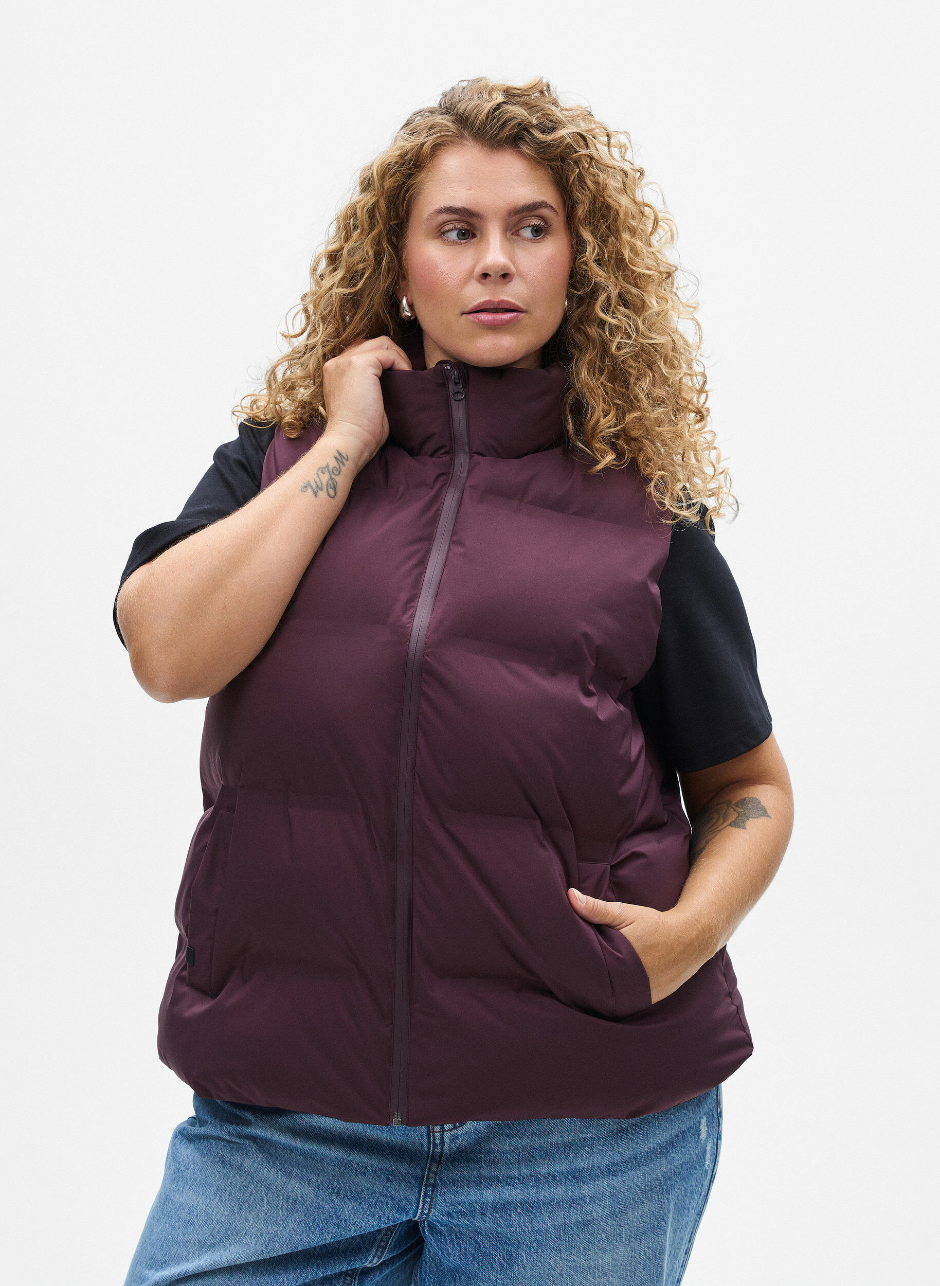 Kort puffervest med h&oslash;j krave, M&oslash;rk Bordeaux, Model