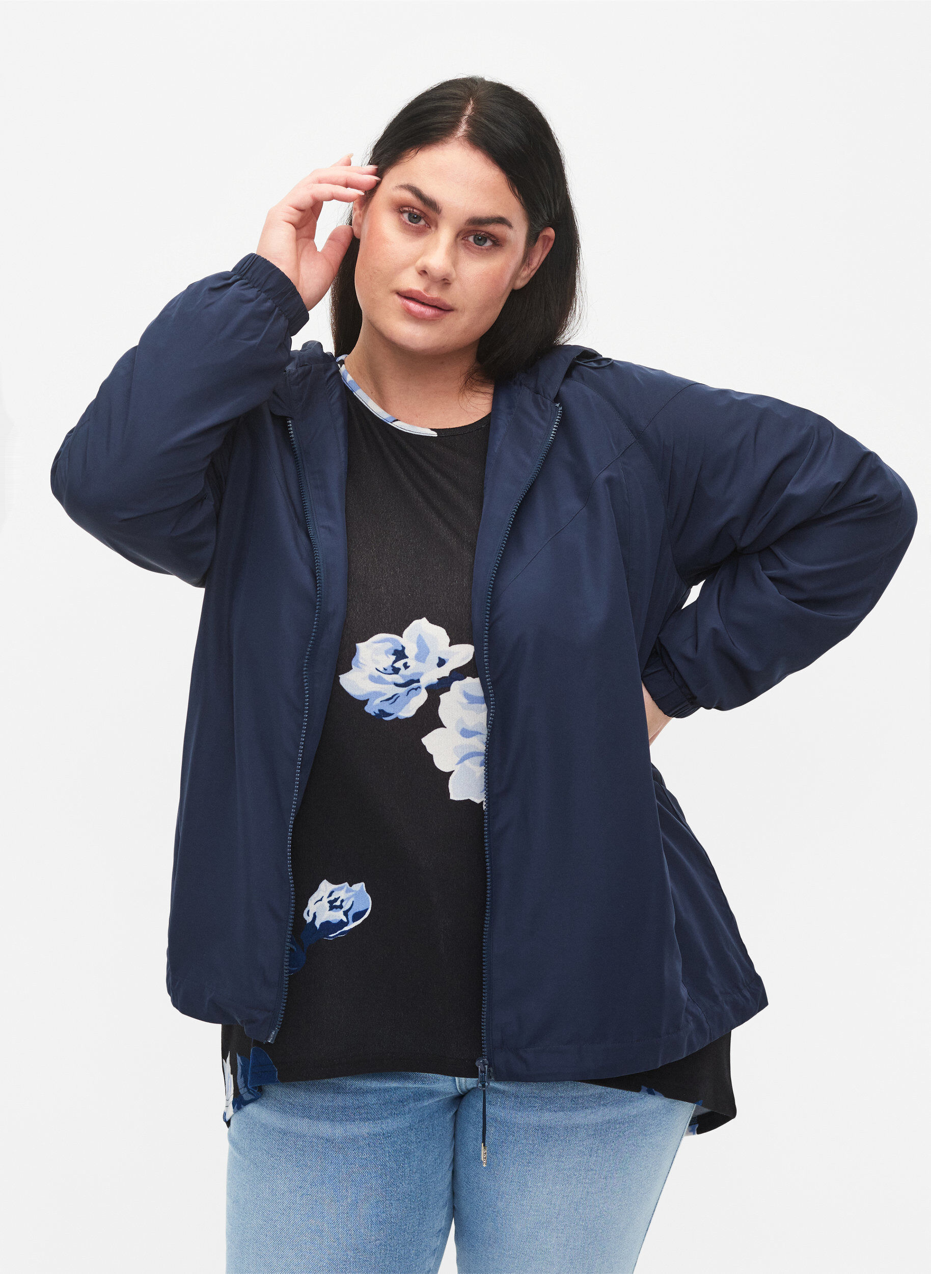 Zizzi Kort jakke med h&aelig;tte og justerbar bund, Navy Blazer, Model image number 0