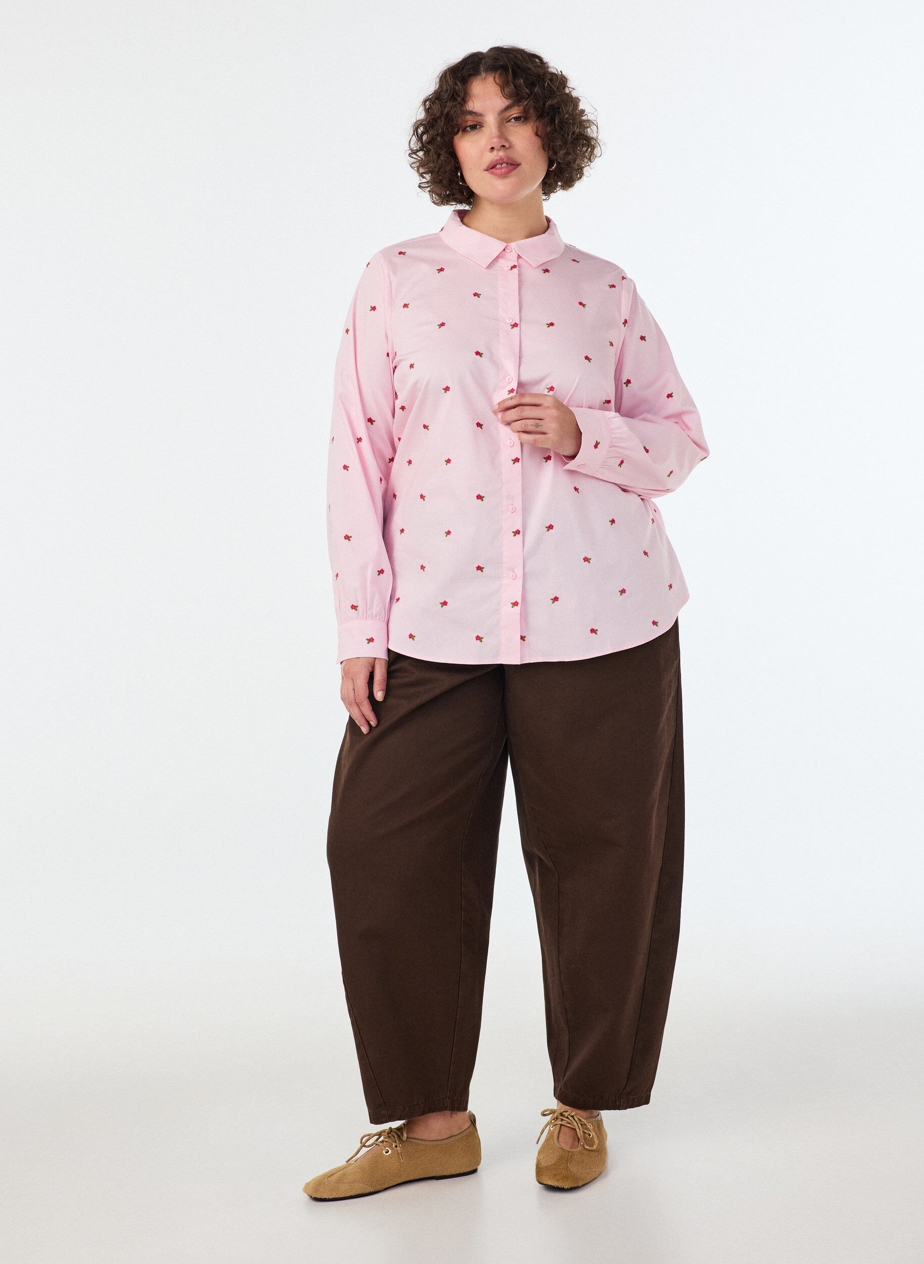 ZizziSkjorte med broderede blomster, Lyser&oslash;d, Model image number 1