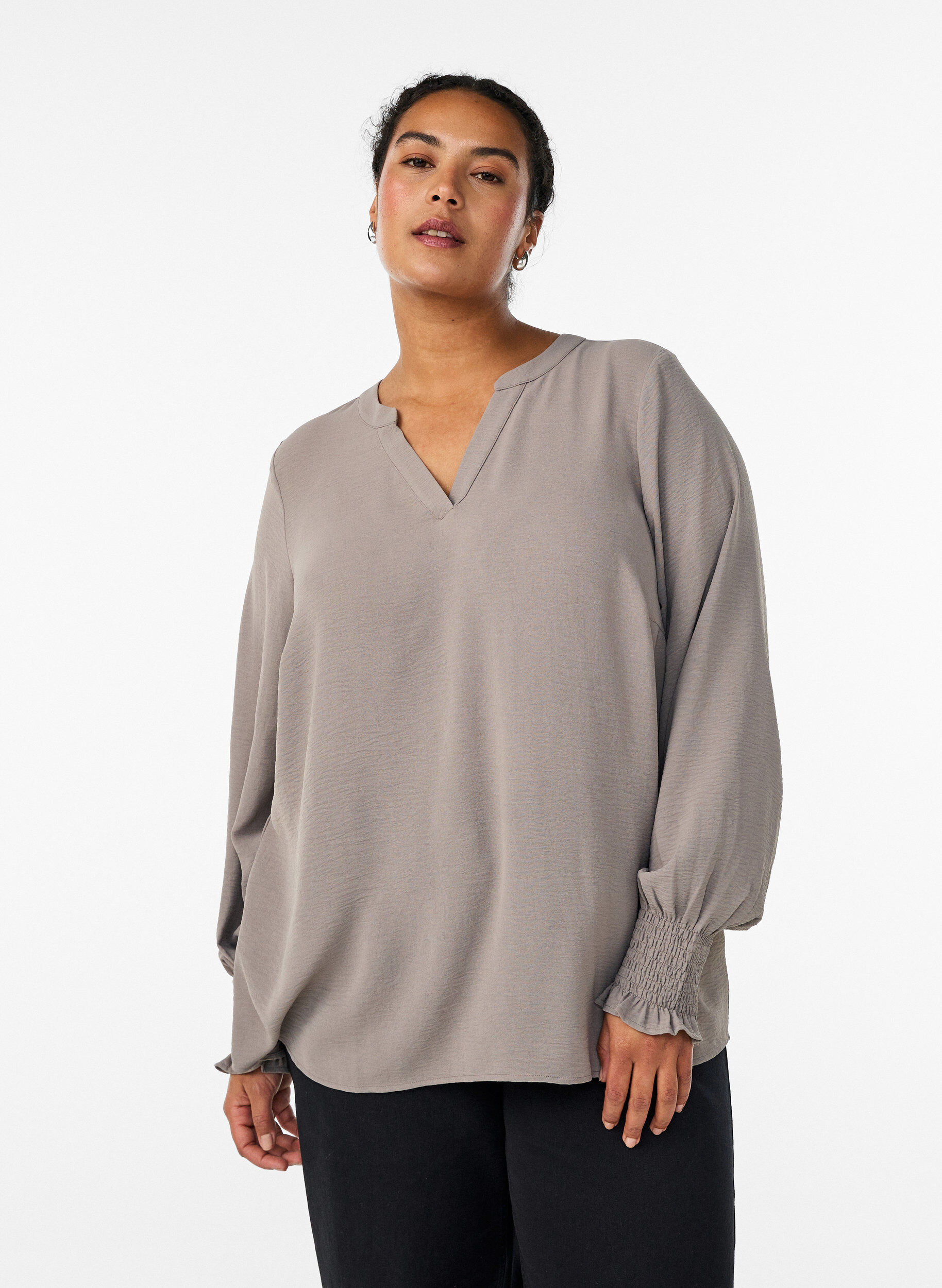 Zizzi Bluse med smock manchetter og V-udsk&aelig;ring, Beige, Model image number 0