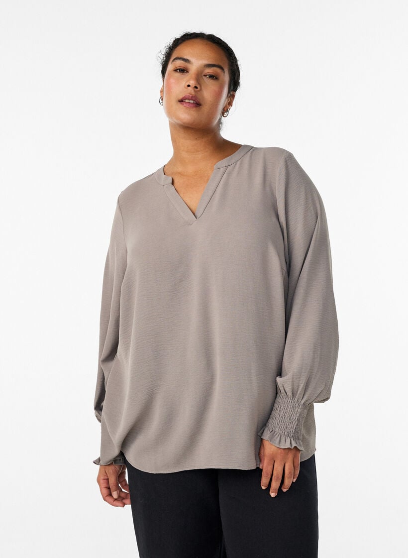Bluse med smock manchetter og V-udsk&aelig;ring, Beige, Model image number 0