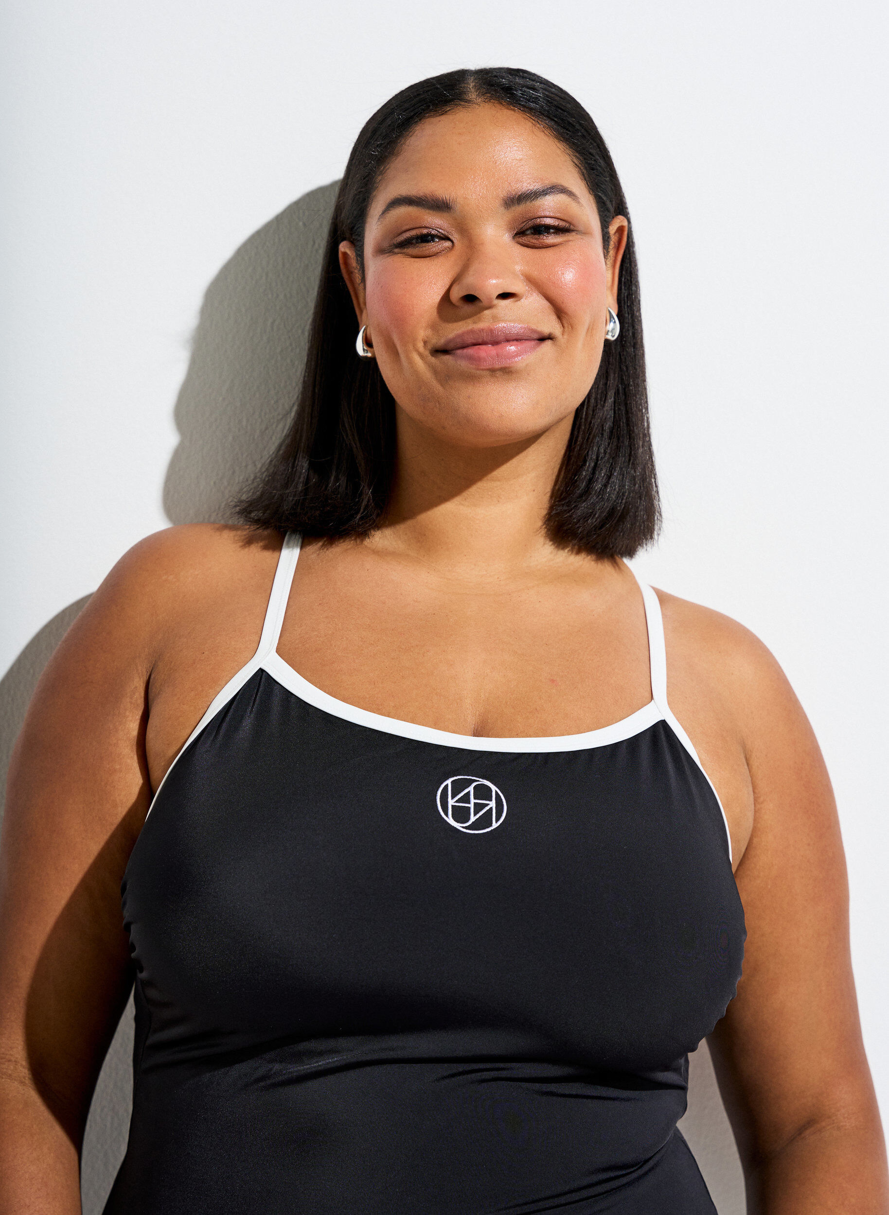 Zizzi Sports badedragt med kontrastkanter og krydsede stropper, Sort, Model image number 2