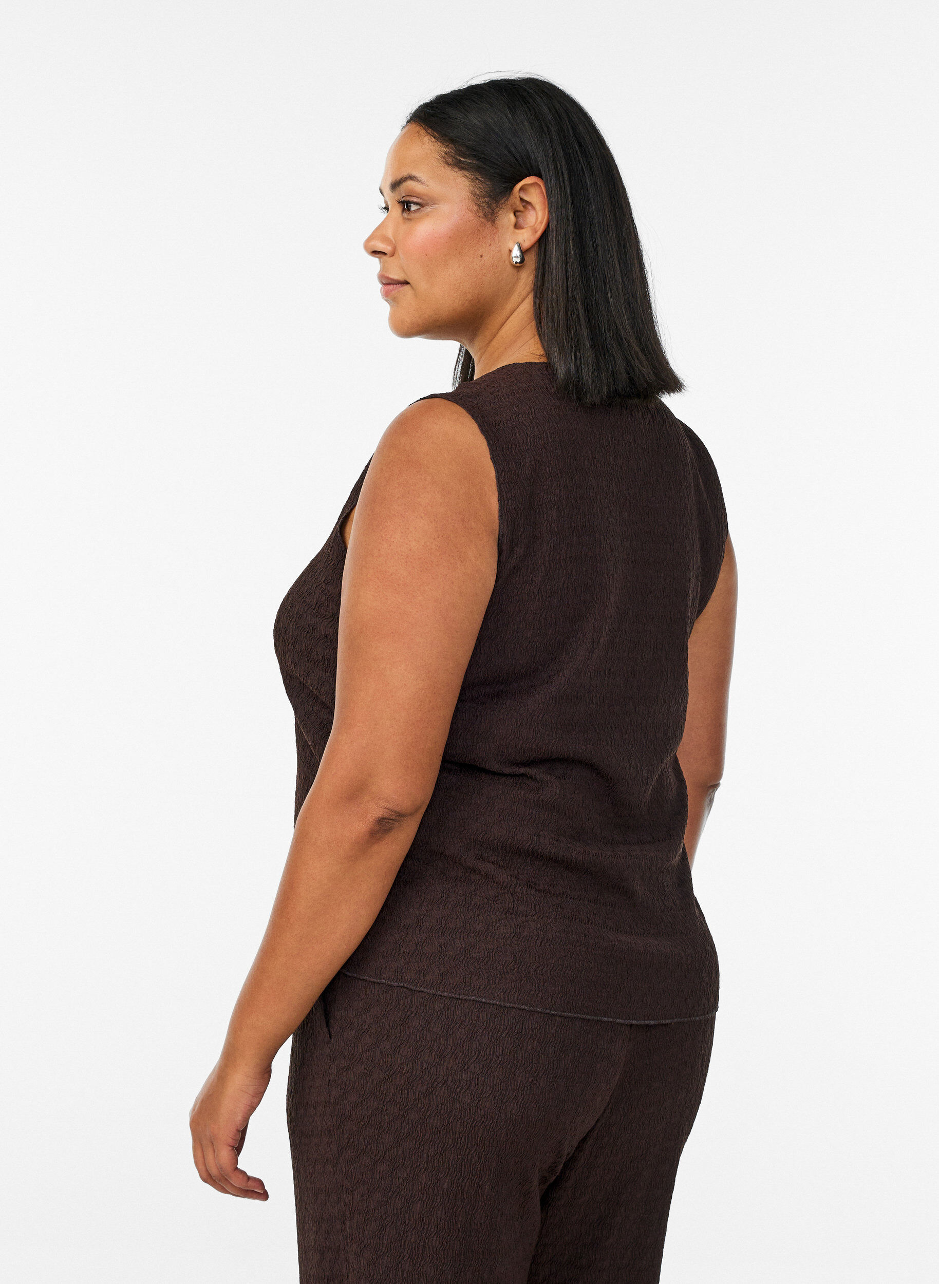 Zizzi &AElig;rmel&oslash;s top med b&oslash;lget struktur og knaplukning, Brun, Model image number 2