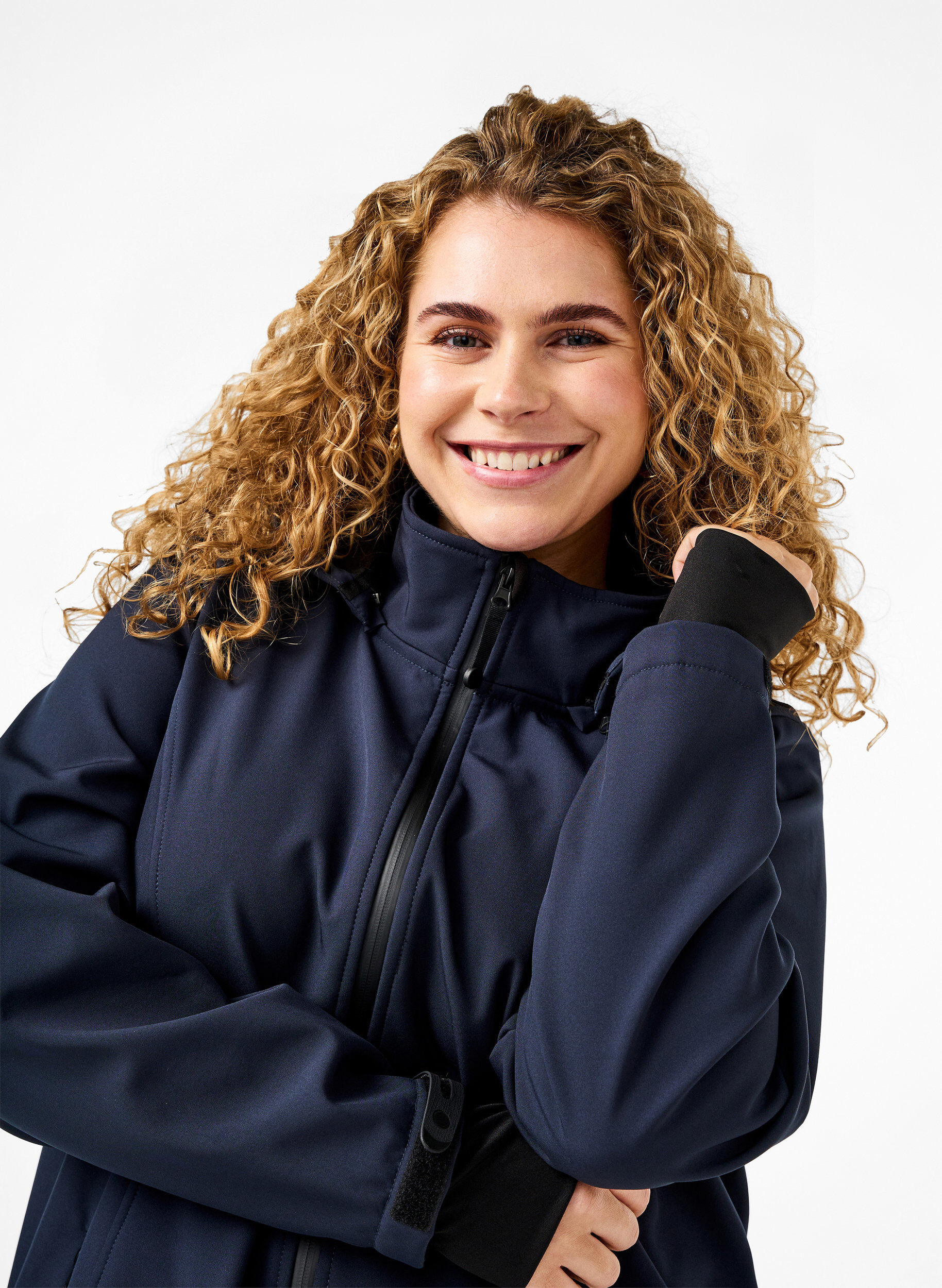 Zizzi Kort softshell jakke med aftagelig h&aelig;tte, Bl&aring;, Model image number 4