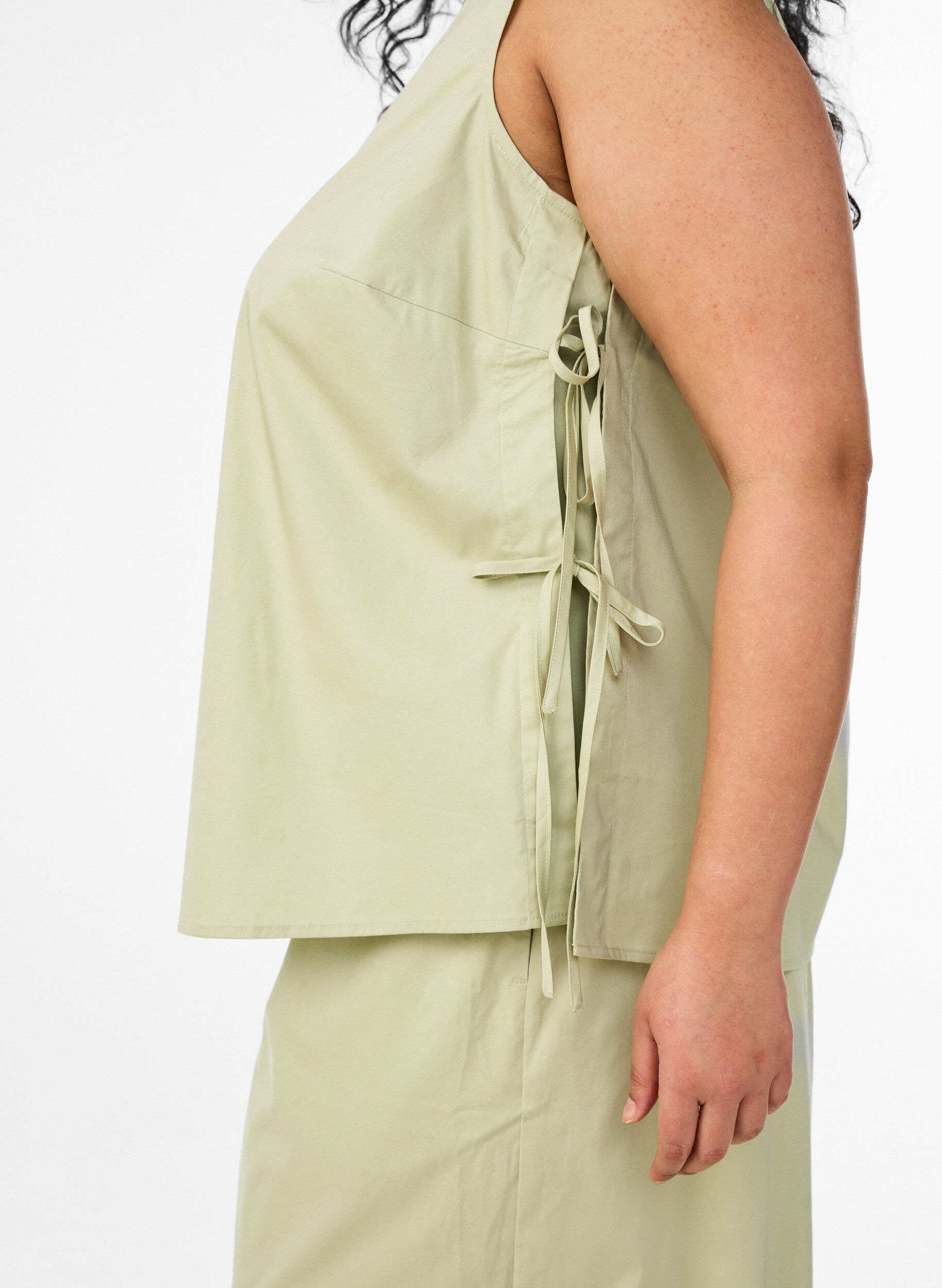 Zizzi &AElig;rmel&oslash;s top med bindedetalje i siderne, Gr&oslash;n, Model image number 3