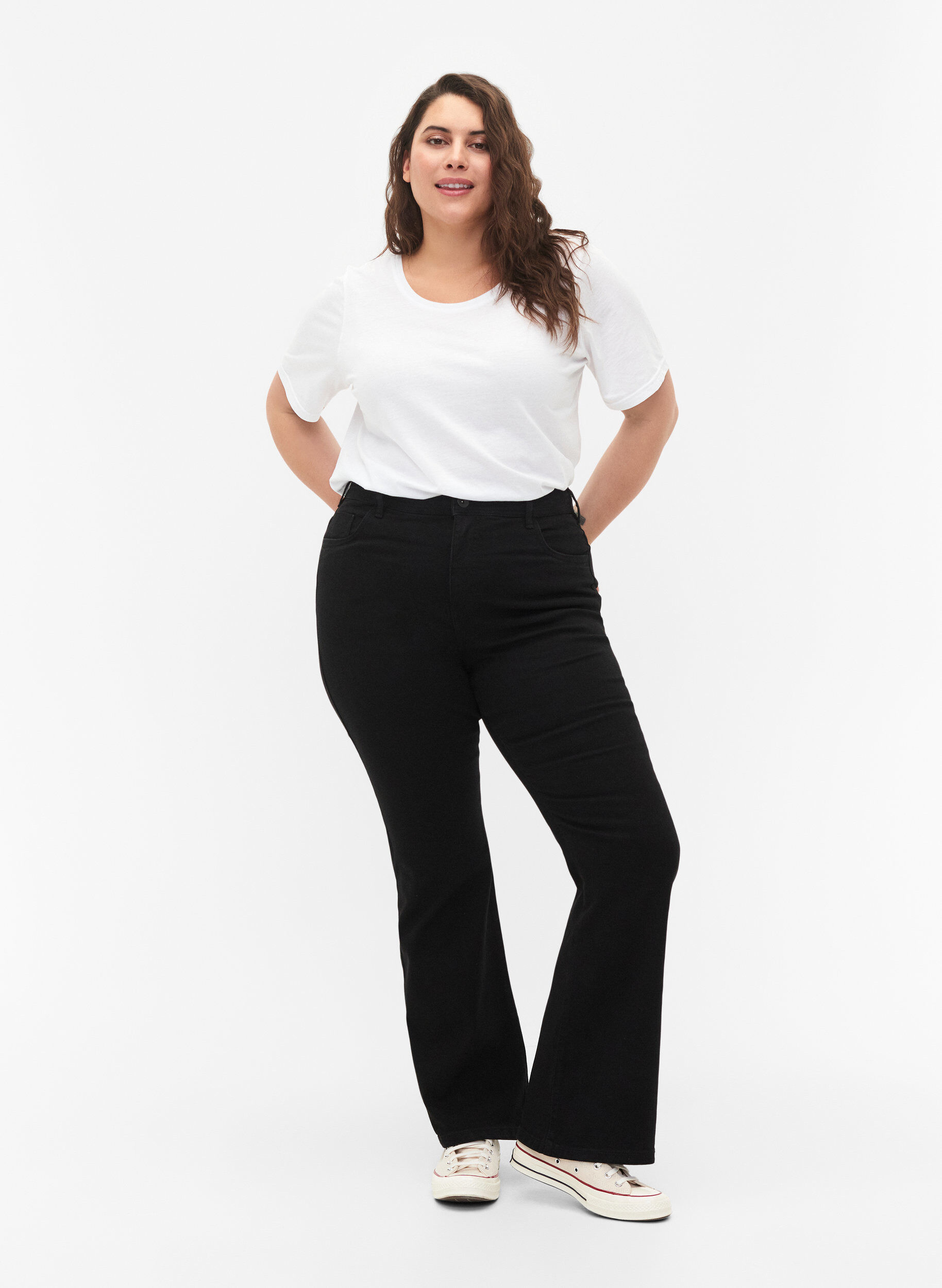 H&oslash;jtaljede jeans med bootcut, Sort, Model