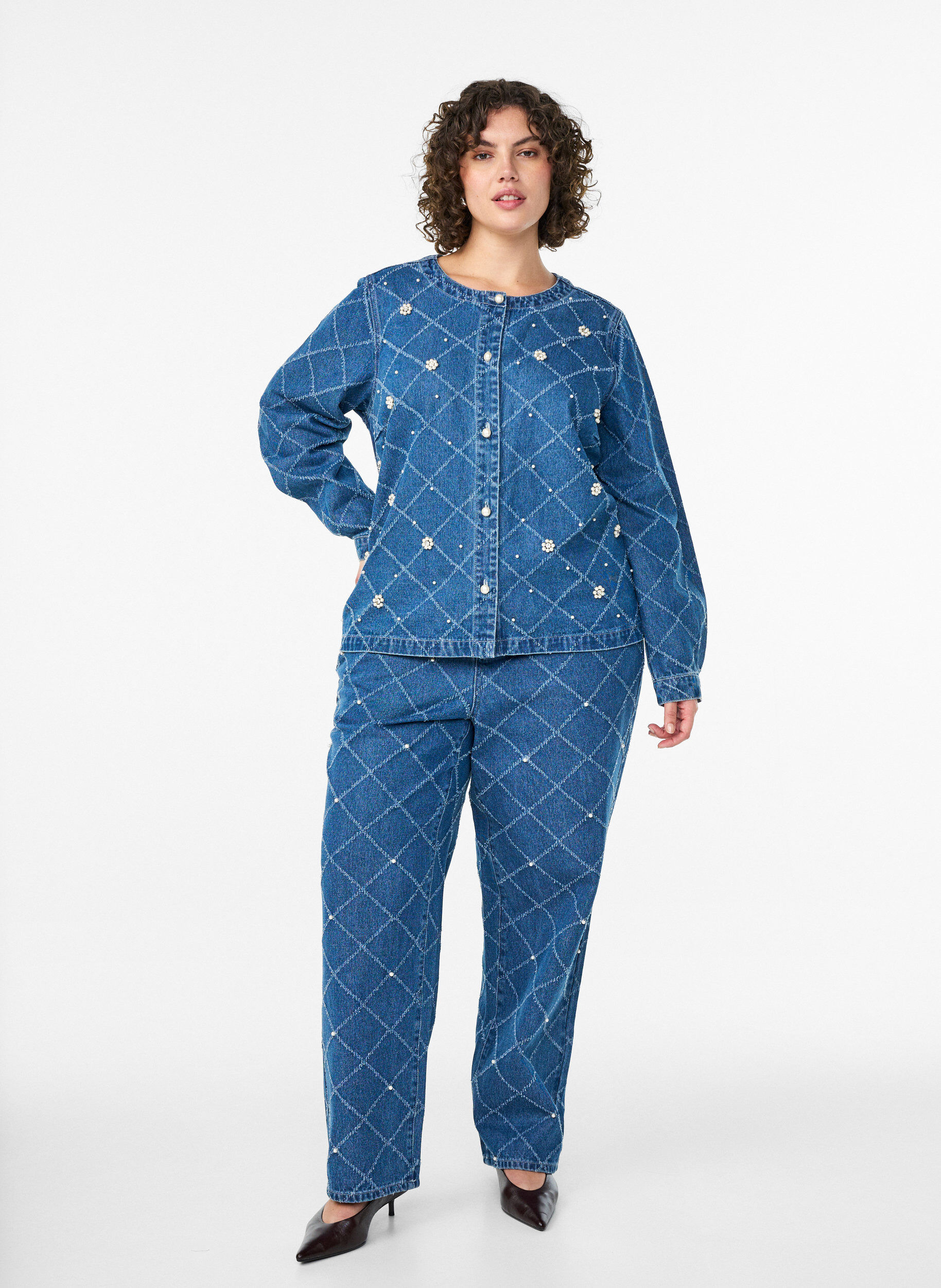 Zizzi Denimskjorte med destroy-m&oslash;nster og perledetaljer, Bl&aring;, Model image number 1