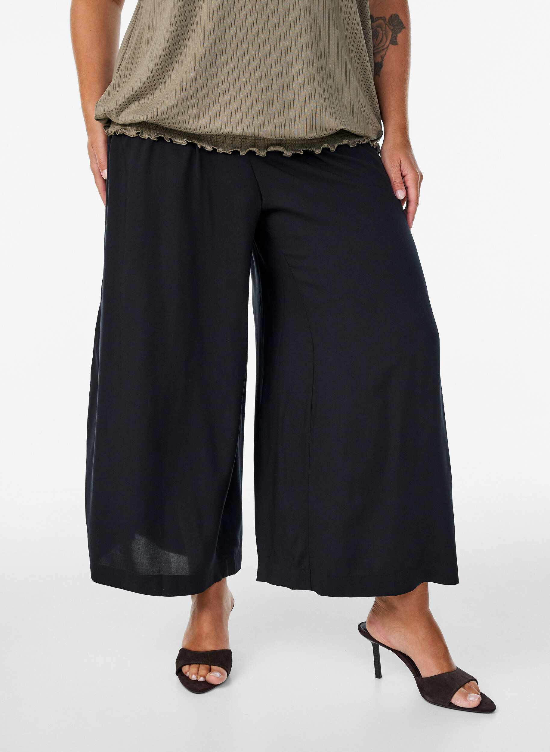 ZizziCulottebukser i viskose med h&oslash;j talje og vidde, Sort, Model image number 2