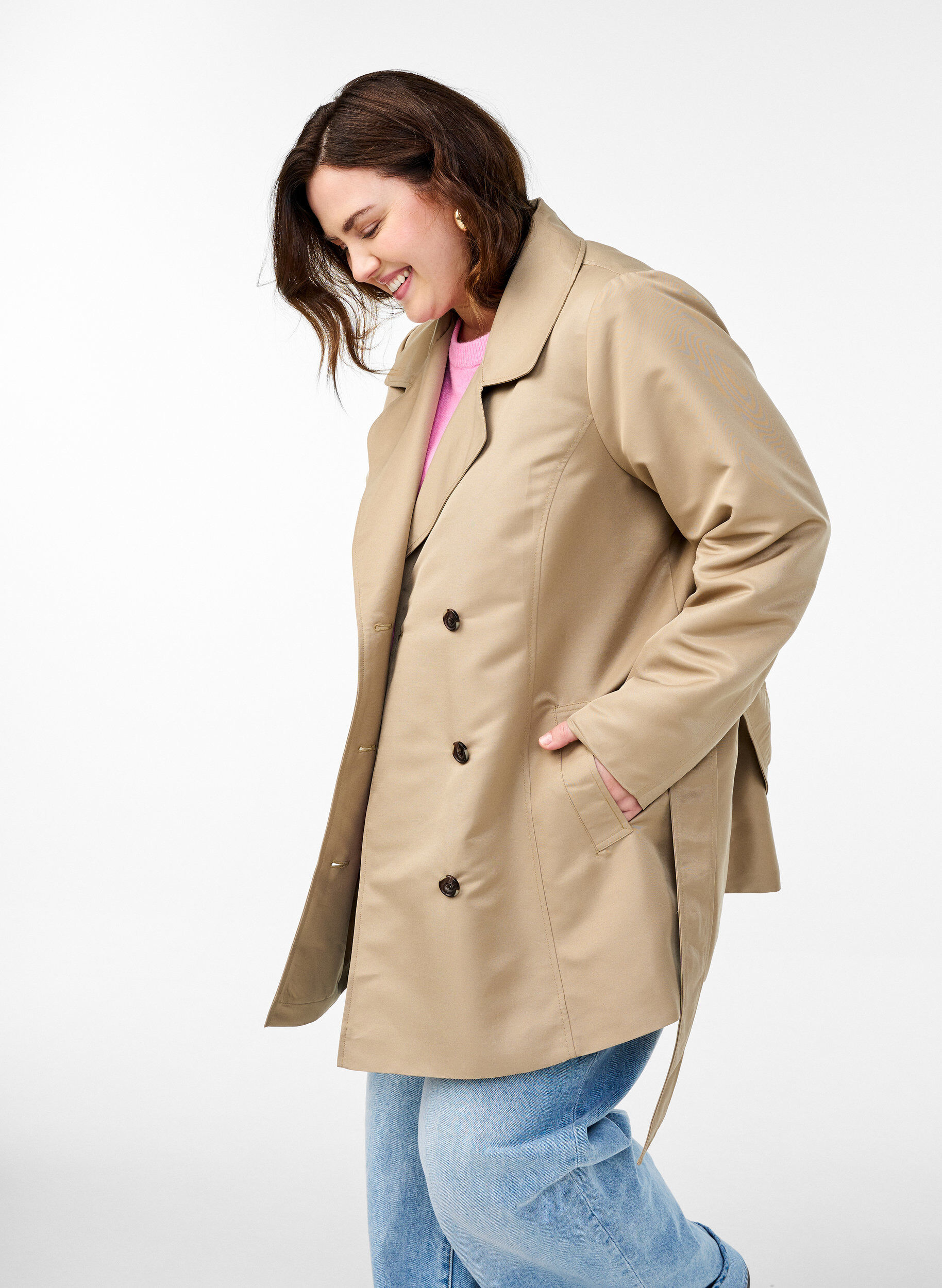 Zizzi Kort trenchcoat med b&aelig;lte, Beige, Model image number 3