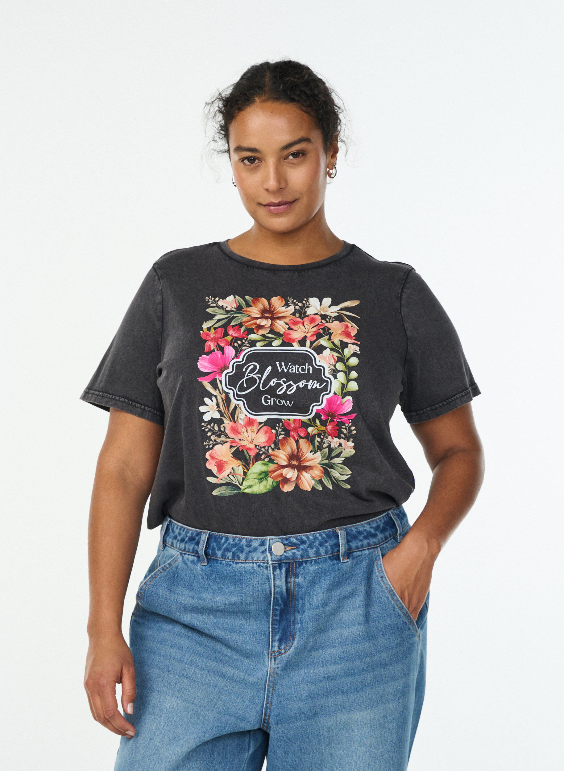 T-shirt i &oslash;kologisk bomuld med print washed effekt, Gr&aring;, Model