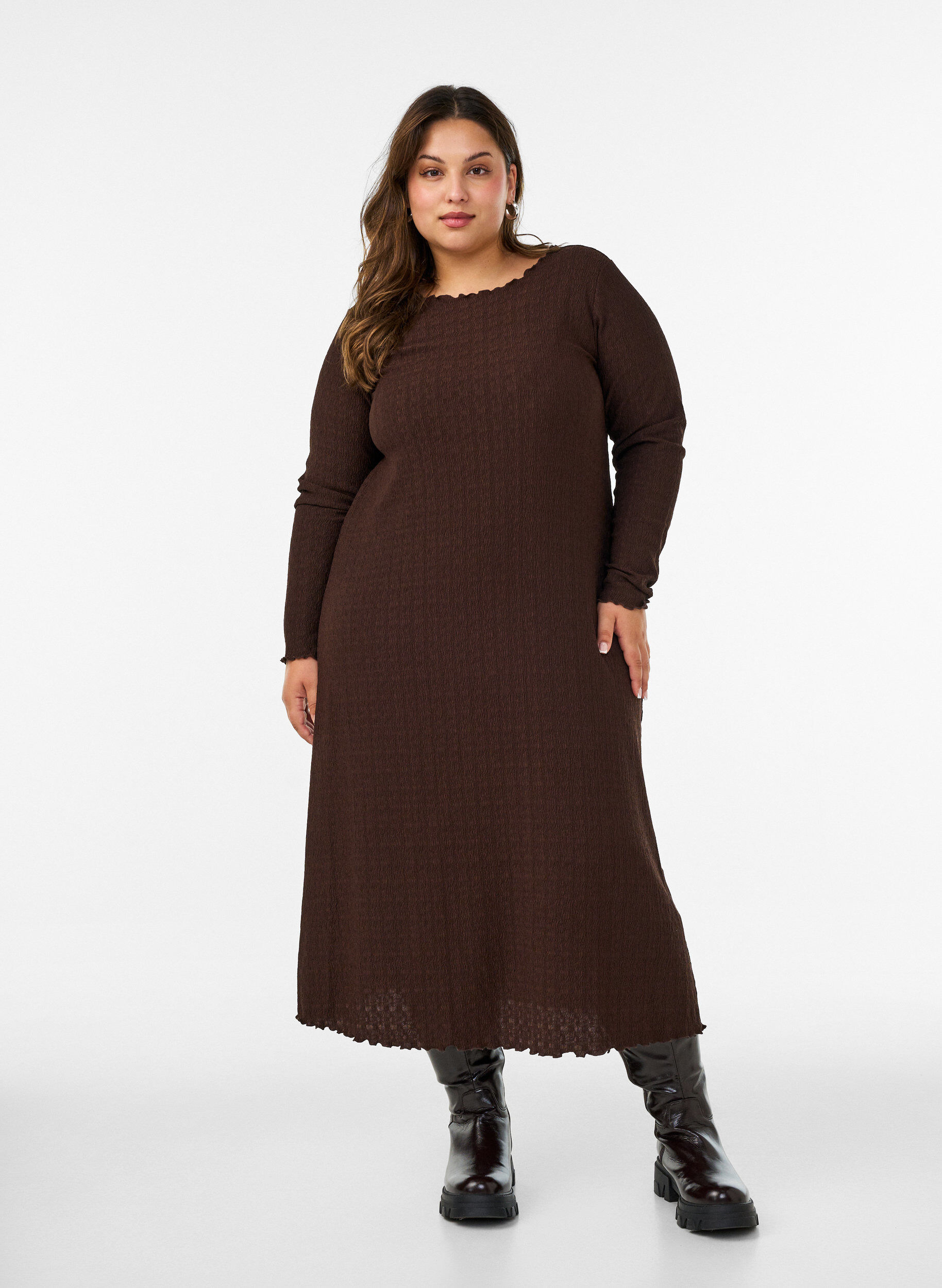 ZizziMidikjole med b&oslash;lget struktur og lange &aelig;rmer, Brun, Model image number 1
