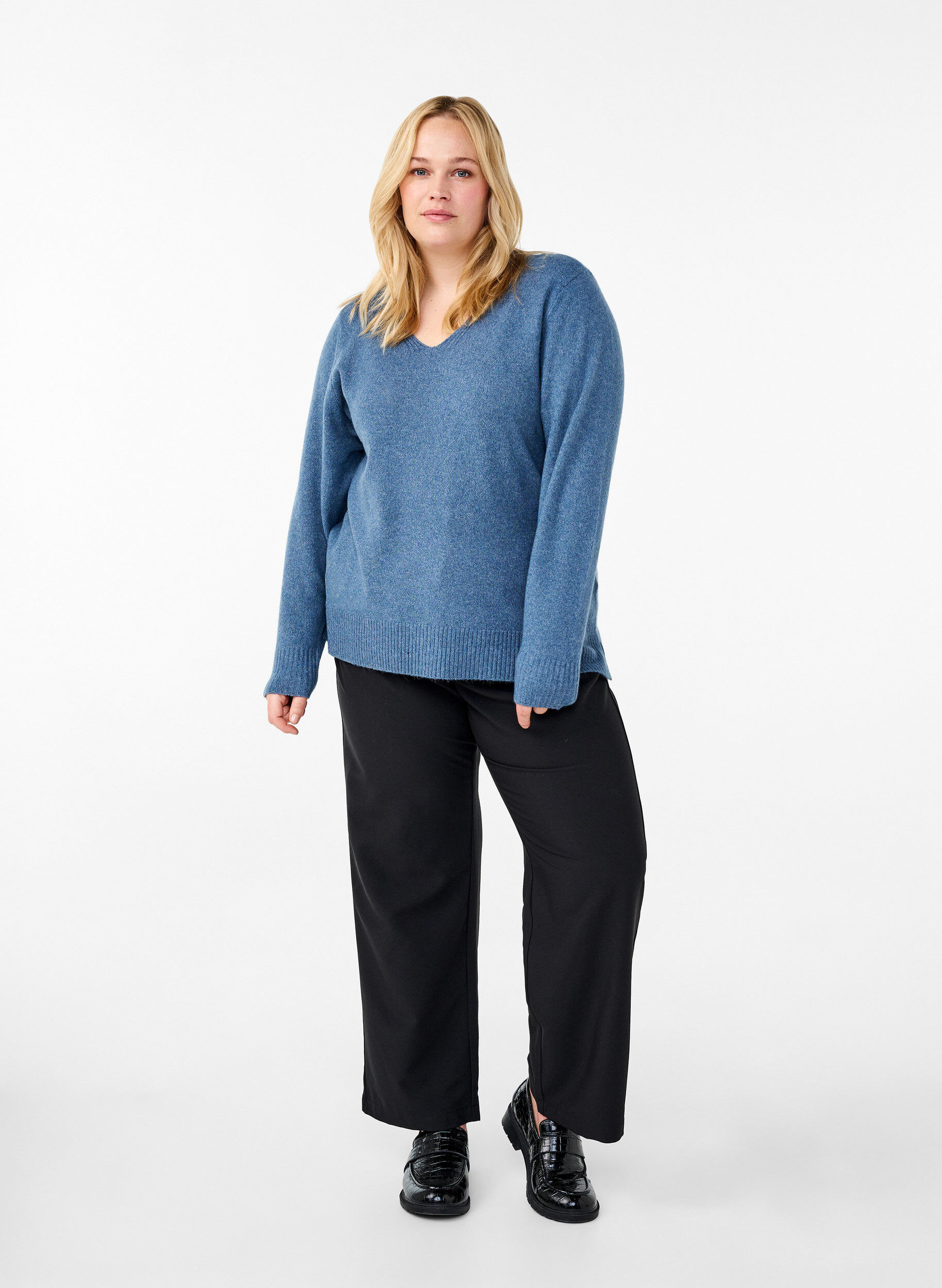 Zizzi Strikbluse med v-hals, Bering S. White Mel., Model image number 2