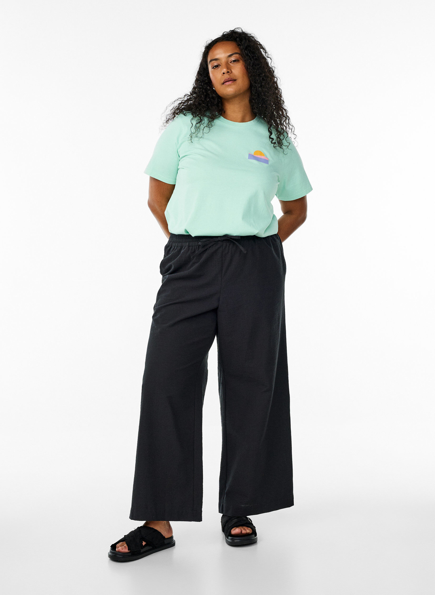 Zizzi T-shirt i &oslash;kologisk bomuld med rygprint, Gr&oslash;n, Model image number 1