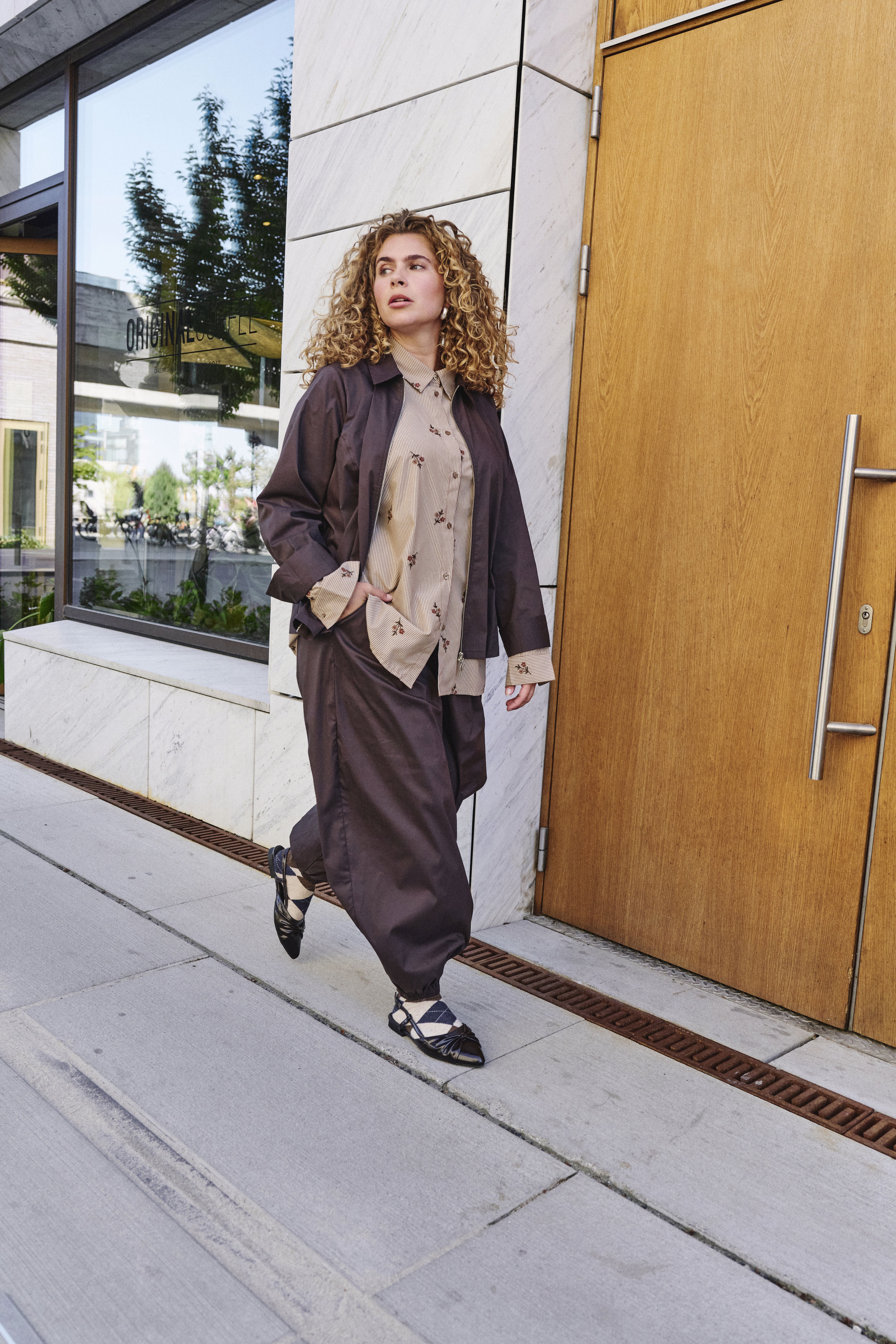 Afslappet elegance i jordtoner, , Model