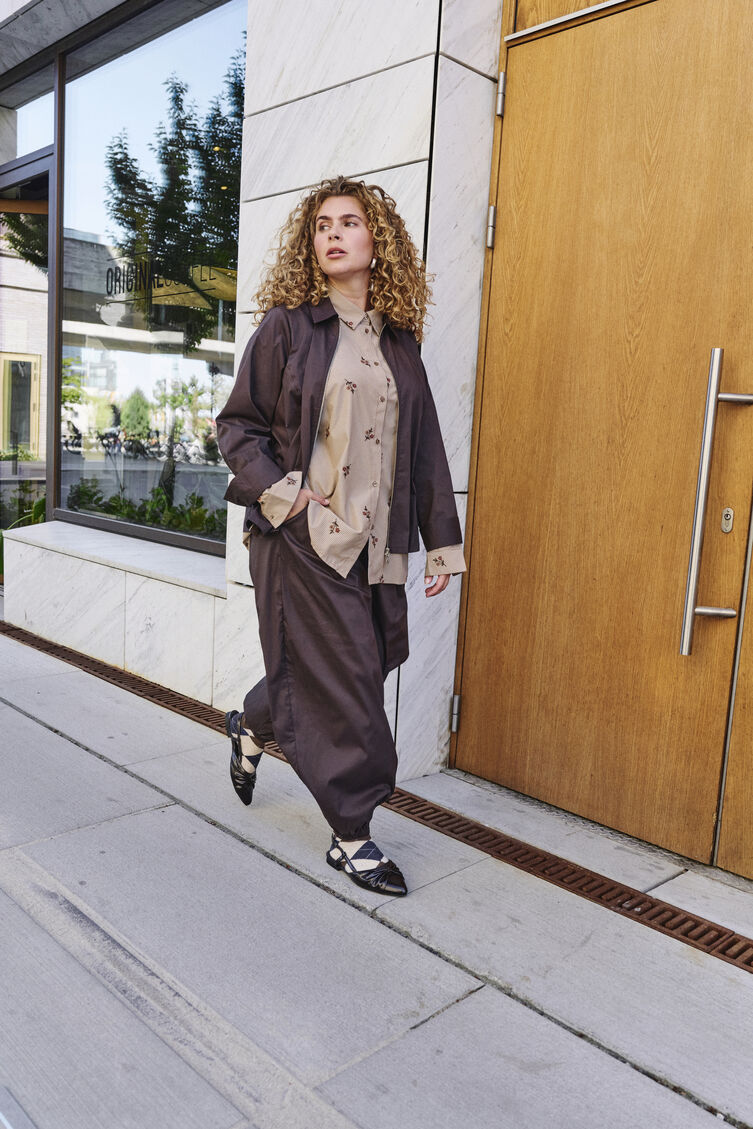 Afslappet elegance i jordtoner, , Model