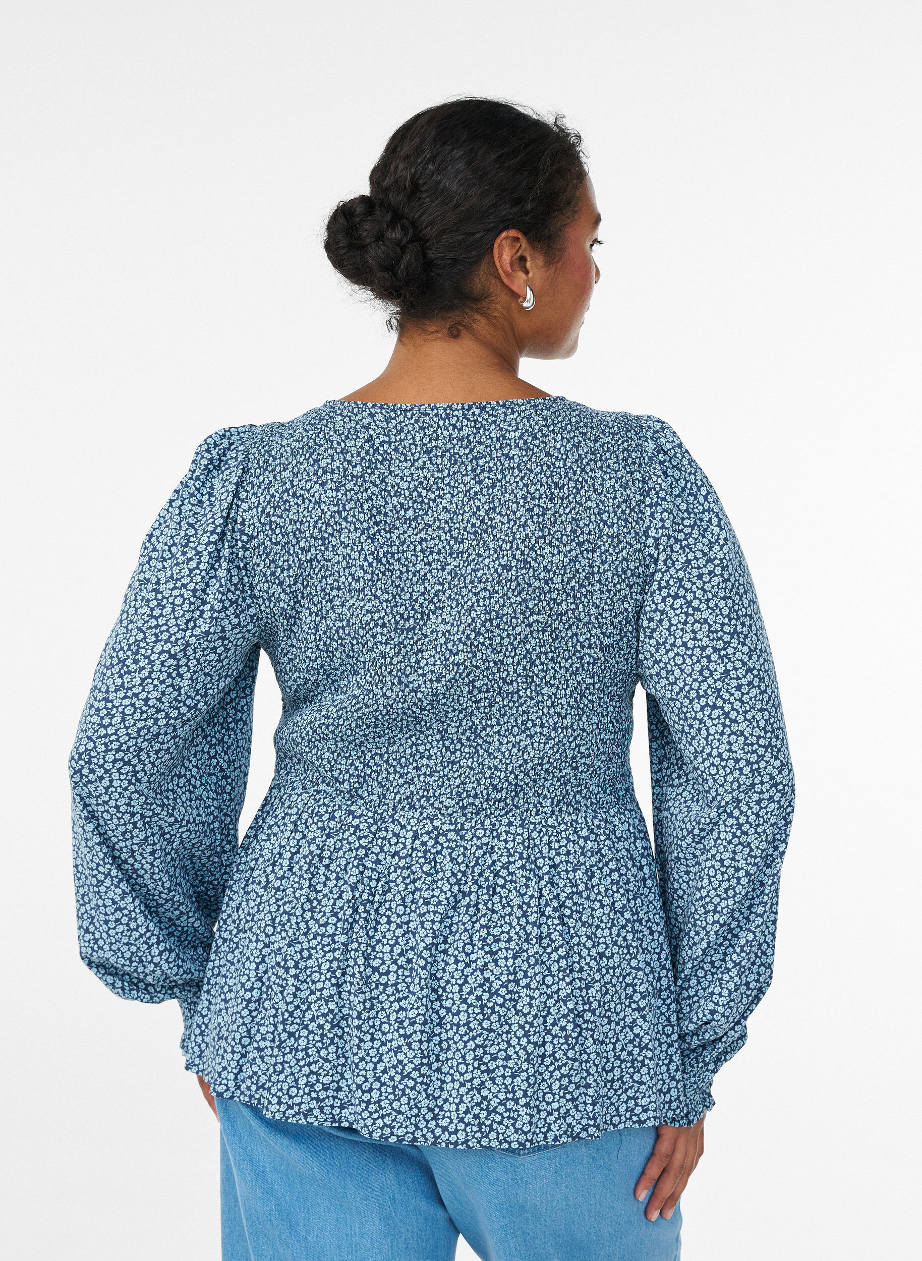 ZizziBluse med smockoverdel og blomsterprint, Bl&aring;, Model image number 2