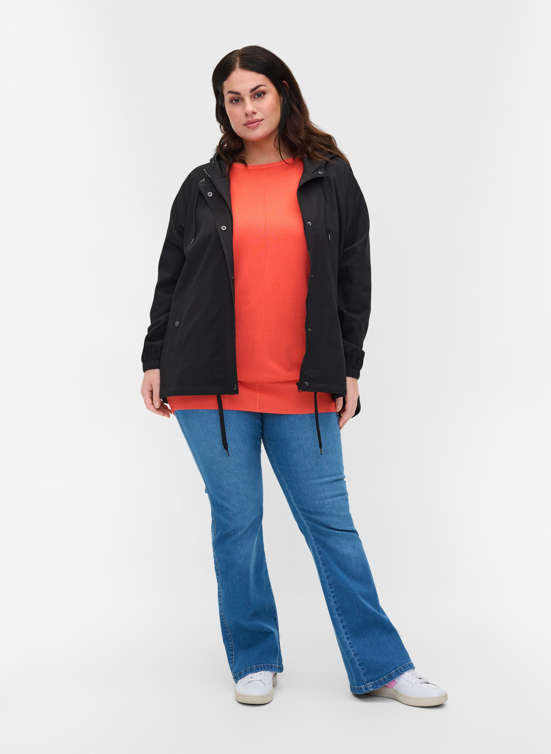 Zizzi Kort parka jakke med h&aelig;tte og justerbar bund, Black, Model image number 2