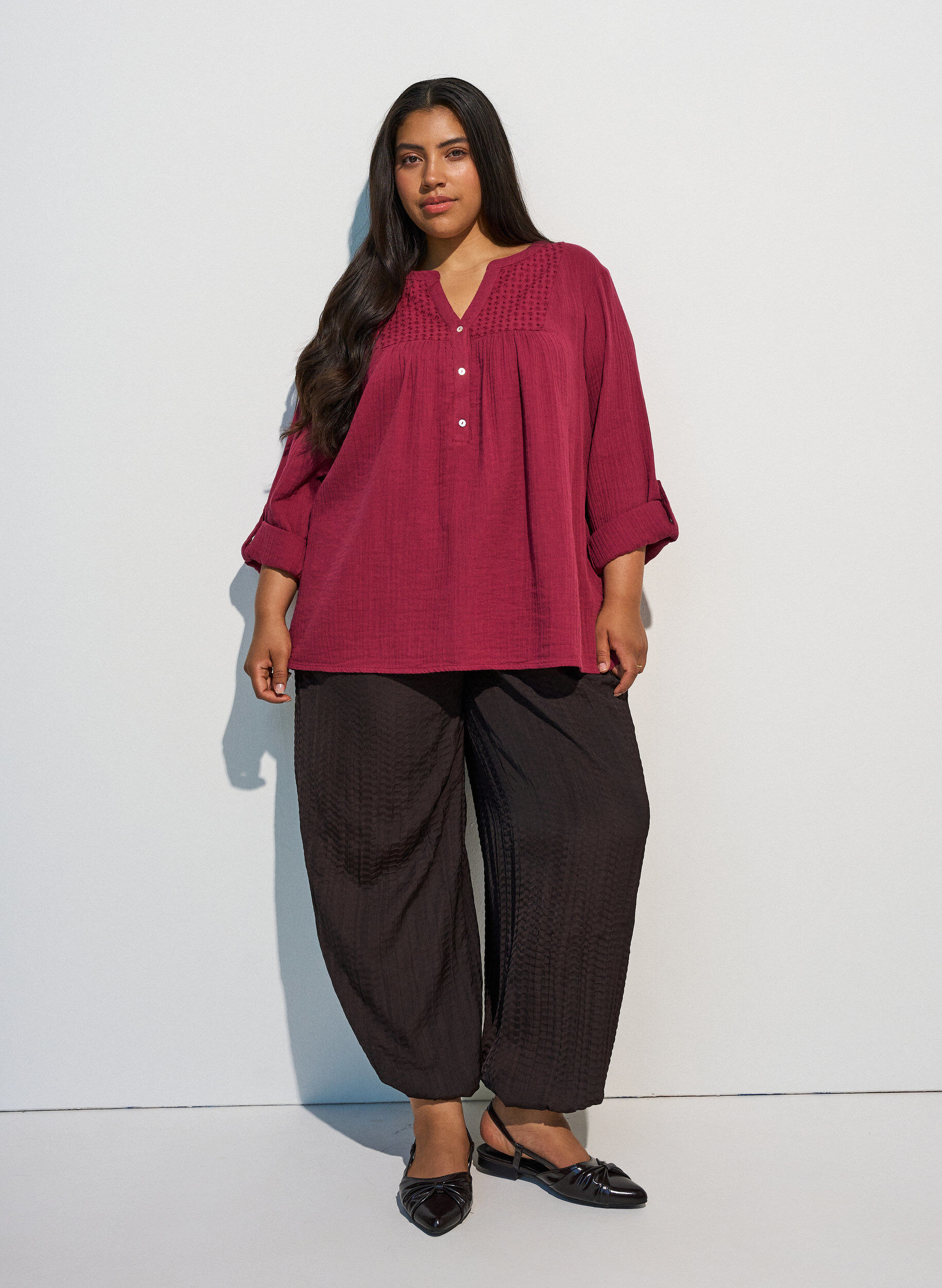 ZizziBluse i bomuldsmusselin med broderi anglaise, R&oslash;d, Model image number 1