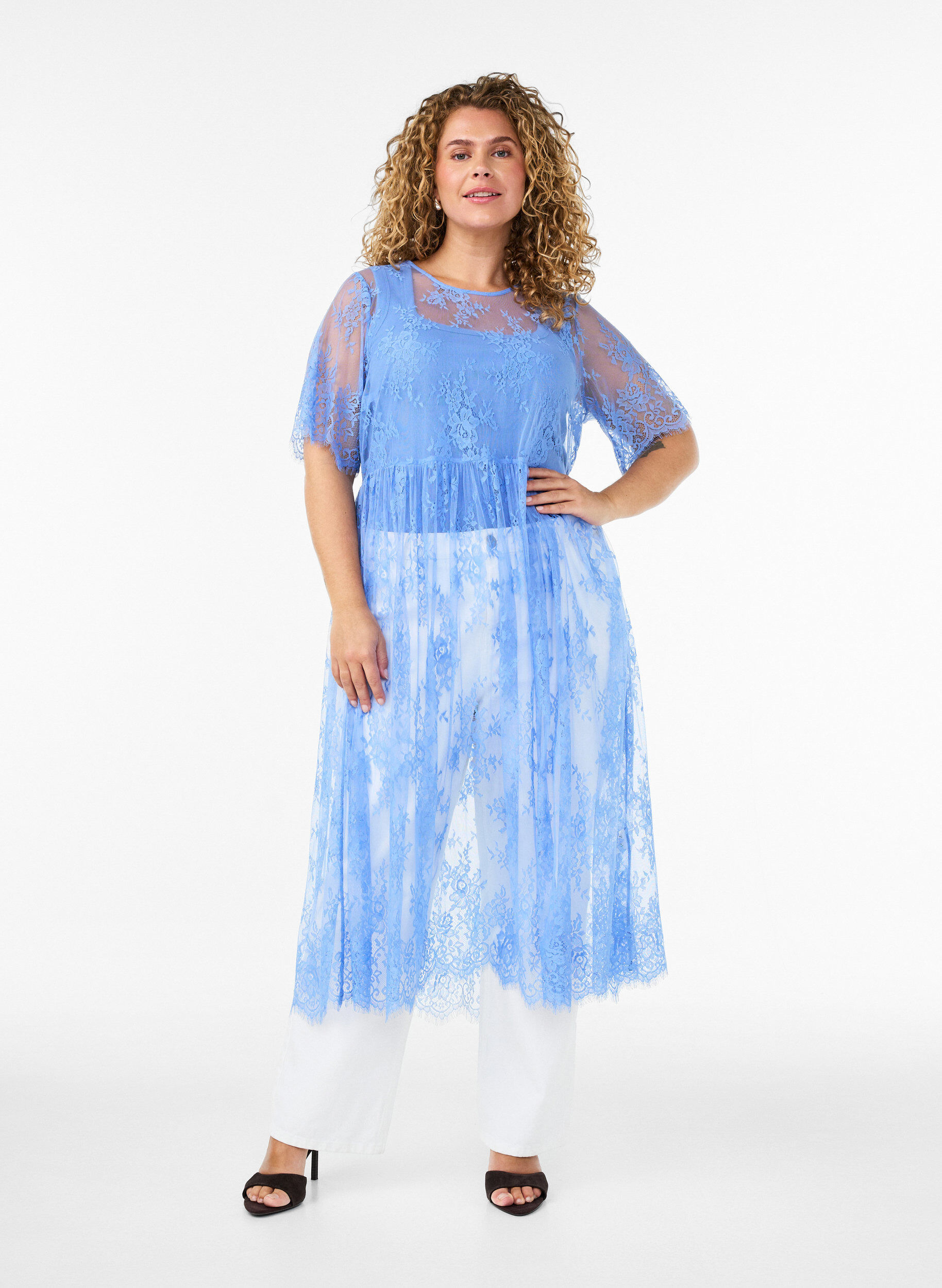 Transparent blondekjole med korte &aelig;rmer og midil&aelig;ngde, Lilla, Model