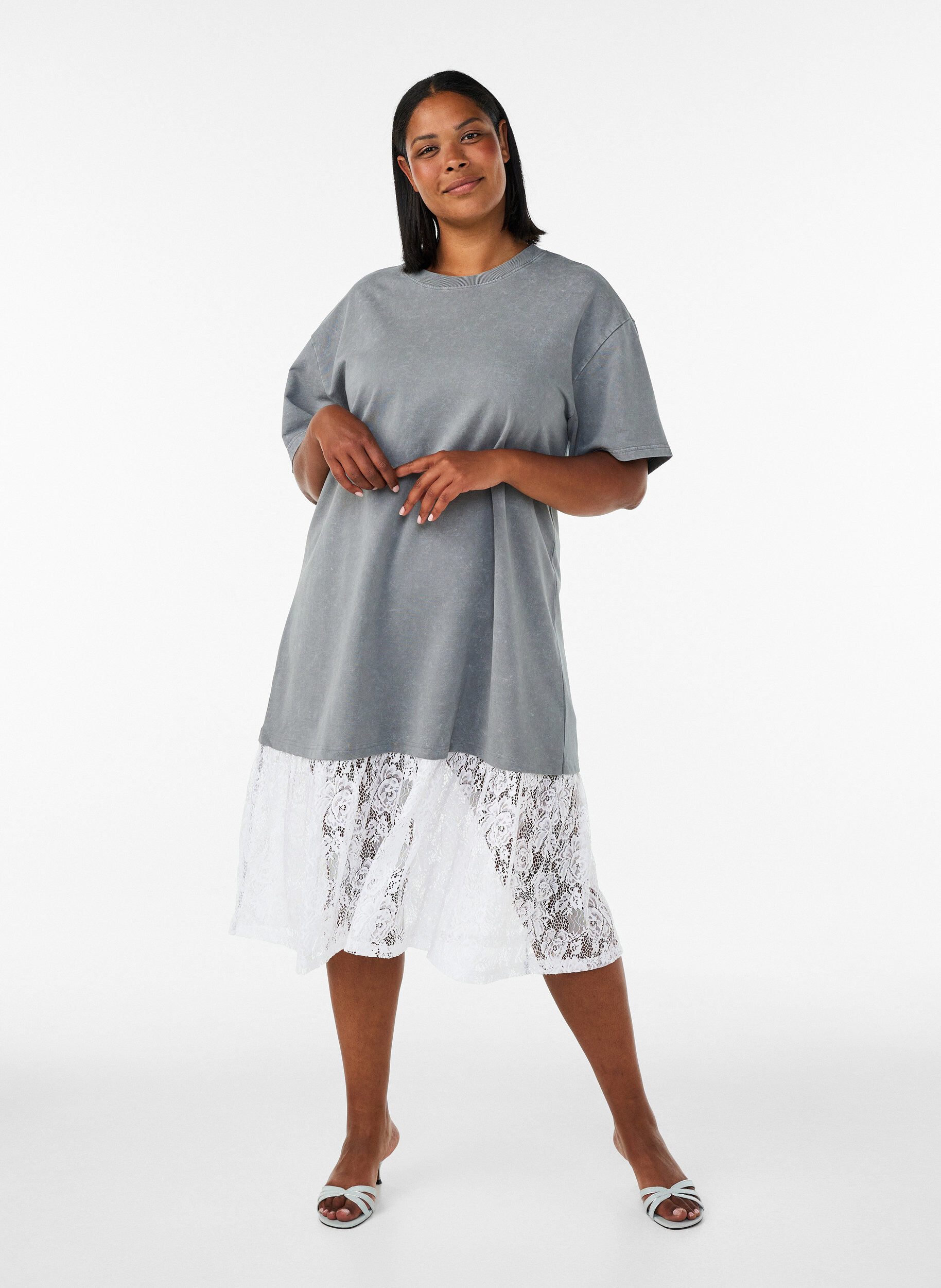 L&oslash;s T-shirtkjole med blondekant, Gr&aring;, Model